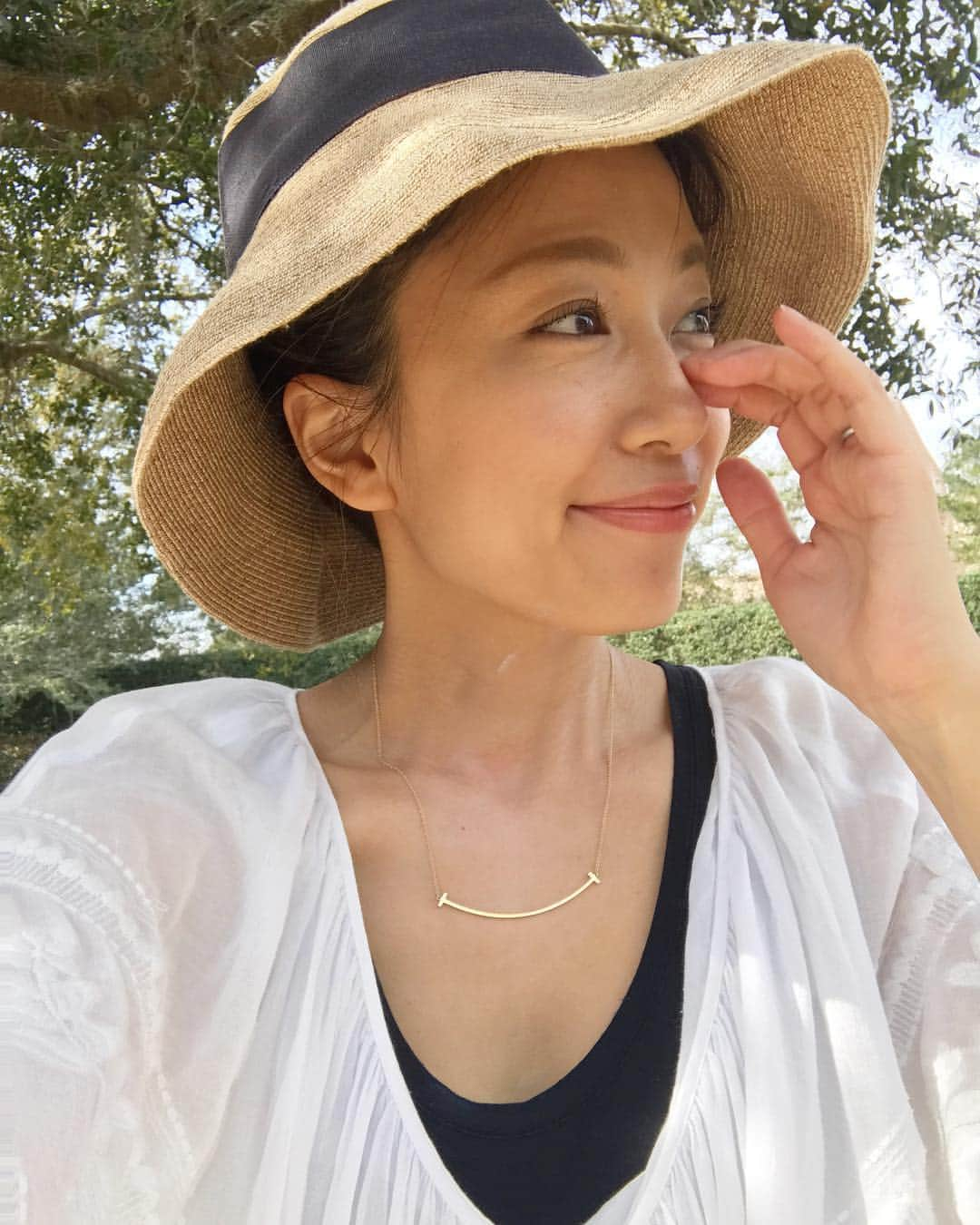 里田まいさんのインスタグラム写真 - (里田まいInstagram)「日焼け止め欠かせない。このハットは7年目。白のトップスは8年目。お気に入りはずっとお気に入りだ。 #Tampa」2月14日 6時37分 - maisatoda_official