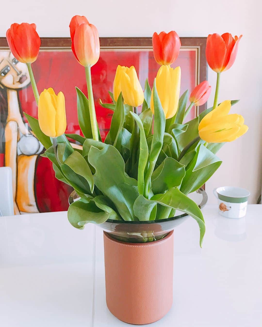 suika0601のインスタグラム：「ハウステンボスの🌷が綺麗だったので、お家にも飾ってみた😆💛🧡💛🧡 #チューリップ #flowers #flowerstagram #🌷」
