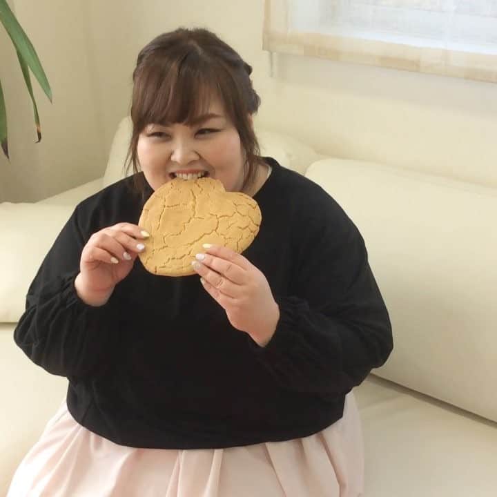 【楽天市場店】ハッピーマリリンのインスタグラム：「. サクサクおもち🍪 . おっきなクッキーを焼いて見ました😁💕 . . #ahappymarilyn  #ハッピーマリリン #ハピマリ #followme  #fashion  #ファッション #r_fashion  #楽天 #ぽっちゃりコーデ  #大きいサイズ #プラスサイズ #ぽっちゃり #コーディネート #ママコーデ #coordinate  #ootd  #outfit  #おしゃれ  #おしゃれさんと繋がりたい #おとな女子 #おもしろ動画  #クッキー #サクサク #バレンタインクッキー #instagood #instafashion #美味しかったよ #第２回マリリンクローゼット」