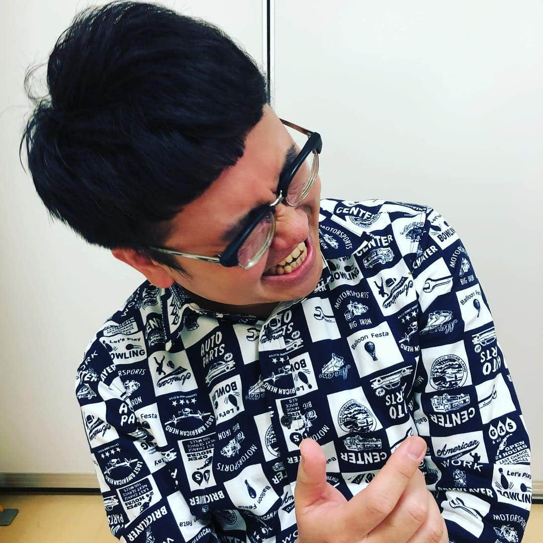 橋本直さんのインスタグラム写真 - (橋本直Instagram)「いや〜バレンタインだねぇ！ ハッピーバレンタイン！  中学、高校男子校。 チョコそんな食べへんし、なんやったらあんま甘いの好きちゃうしという謎の言い訳、強がり思春期。 もらえないのに謎の先制ガード！  ゴディバもいいけどゴリラもね！ く〜！ 笑顔からあふれる清涼感！  #ゴリラクリニック」2月14日 17時42分 - kome_kome_kome0927