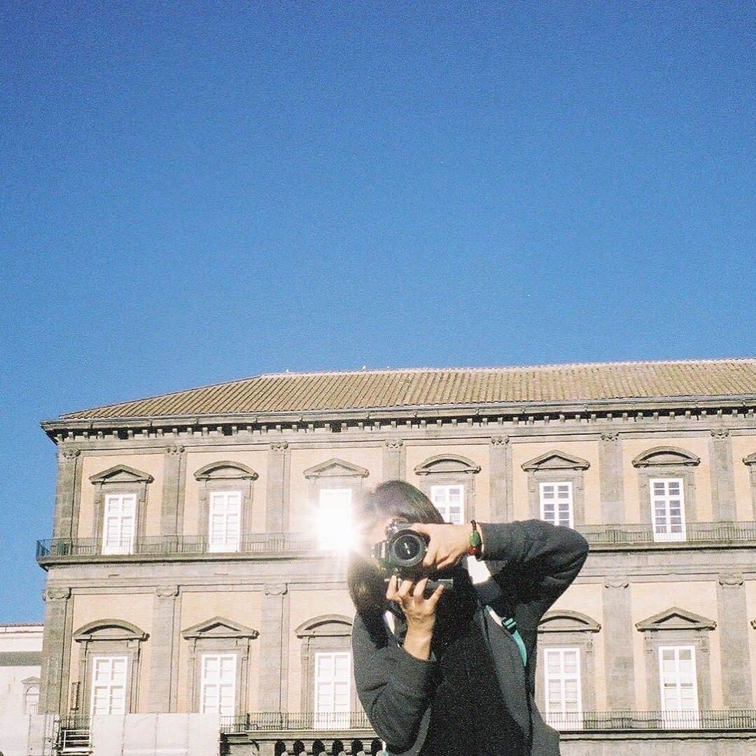 杉咲花のインスタグラム：「ファースト写真集「ユートピア」 発売日が3/24に決定いたしました。 その翌日、25日にはイベントもさせて頂きます。 みなさんと会える機会はなかなかないので、お時間ある方は是非、予定を空けていてくださると嬉しいです🤝💓 詳しい情報はまた後日お知らせします！ 写真はイタリアにて、私を撮るくまこさんと、私たちの影。」