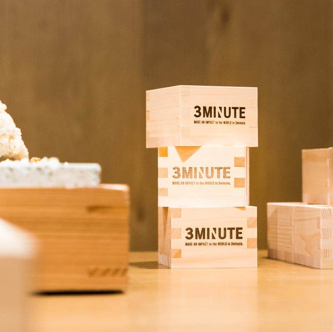 3Minute inc.のインスタグラム：「2018年度上半期総会 #3MinuteAward ✨ * 半期に1回開催する社員総会、今回のテーマは『和』🎍 * 第2部パーティーは鏡開きで幕開け！これからまた半期頑張っていきましょう〜💪 #3minute #3minute_inc #work #makeyourstyle #breakout #rock #nolimit #party #futureismine」