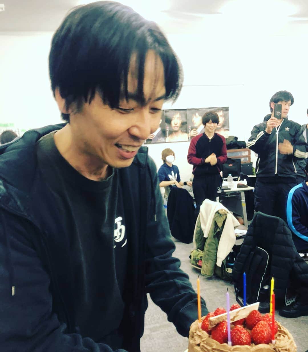 のインスタグラム：「ありがとうございました！  #誕生日 #50歳  #アンフェアな月 #岡田達也」
