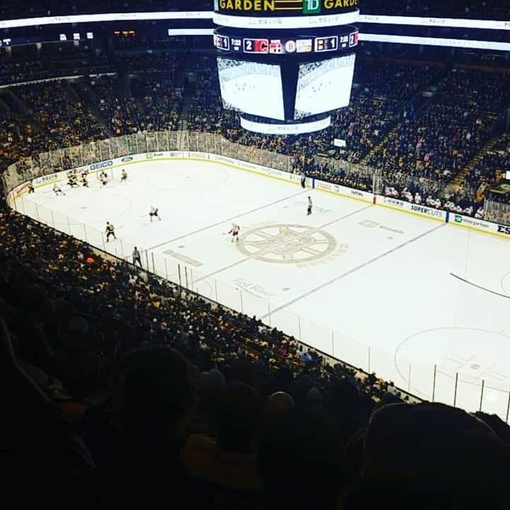 ウェスリー・キリングのインスタグラム：「When in boston...go see another hockey game. It'd be nice if the Canadian national anthem wasn't butchered though #bostonbruins #calgaryflames #tdgardens #tuukarask」