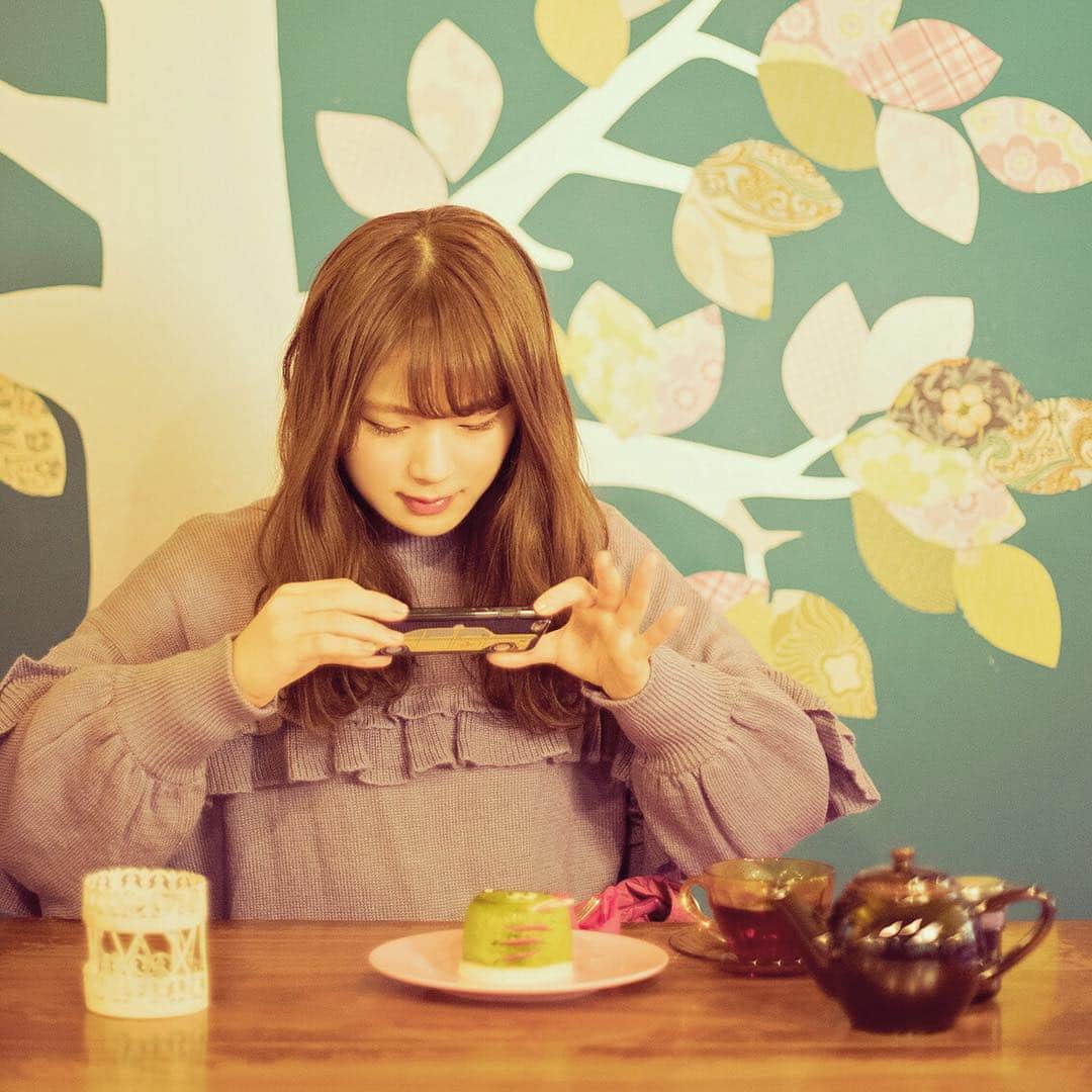 渋谷凪咲のインスタグラム：「取材中はなぎちゃんも #かわいい関西 を見つけて、たくさん写真を撮ってます☺️ . 未公開カット&インタビュー掲載の関西ウォーカーWEBへはプロフィールのリンクからどうぞ🌼 . #渋谷凪咲 #nmb48 #大阪 #難波 #大阪カフェ #難波カフェ #太陽ノ塔 #カフェ太陽ノ塔 #関西ウォーカー」