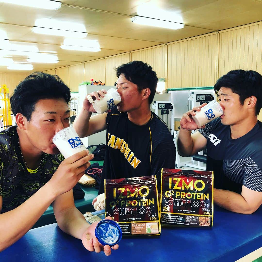 北條史也のインスタグラム：「トレーニング後のプロテインはええな。 プロテイン代わりにバナナの人もおる。笑 #坂本誠志郎#大山悠輔#みやぞん#陽川尚将#IZMO#プロテイン#ゴリラ#バナナ 似合う」