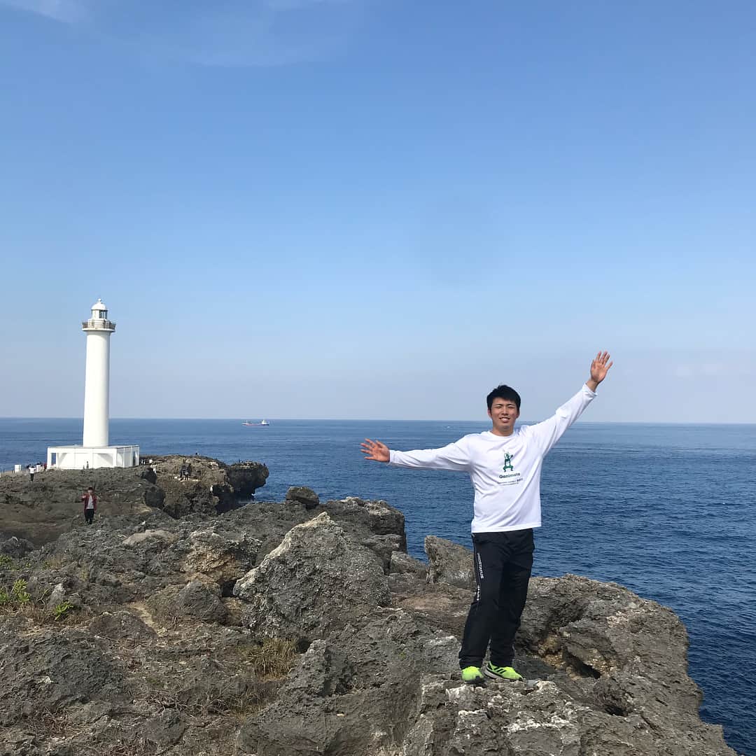 才木浩人のインスタグラム：「朝から近くの灯台までお散歩🚶‍♂️ 今日の沖縄お暑いです #小野さん #馬場さん #ハッピーバレンタイン」