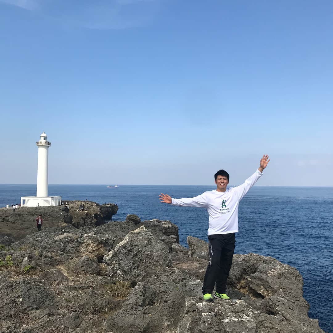 のインスタグラム：「朝から近くの灯台までお散歩🚶‍♂️ 今日の沖縄お暑いです #小野さん #馬場さん #ハッピーバレンタイン」