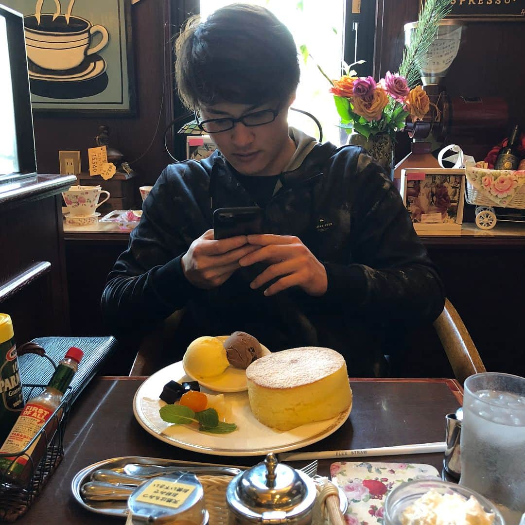 和田毅さんのインスタグラム写真 - (和田毅Instagram)「ホットケーキです^_^ インスタ映えする！と言って写真撮ってる笠谷(^ ^) #デザート #2人でお昼食べました #おいしいと言ってます #インスタやってるのは秘密」2月14日 12時49分 - tsuyoshiwada.21