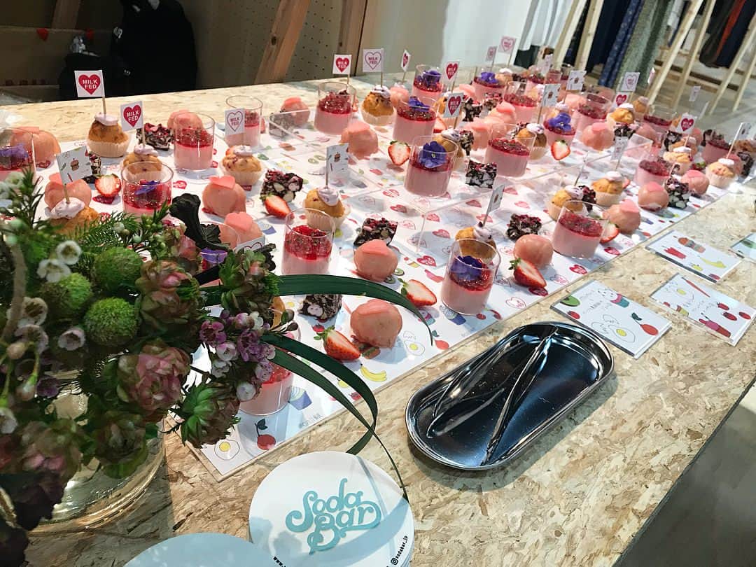 HALCALIのインスタグラム：「❤️❤️HAPPY VALENTINES DAY❤️❤️ 今日と明日は @milkfedjp 2018 SUMMER EXHIBITION にてケータリングをしてます♡テーマはバレンタイン🍫見た目は全部甘いけどチョコ以外はしょっぱいの😇関係者の皆様是非♡ @sodabar_jp のホットレモネードも身体ポカポカ美味しかった🍋 #milkfed #cali飯 #sodabar #ミルクフェド #ケータリング ♡柴漬けとクリームチーズのケークサレ ♡ポテトのムースとビーツと完熟黒胡椒のジュレ ♡生ハム寿司 ♡バレンタインロッキーロードファッジ」