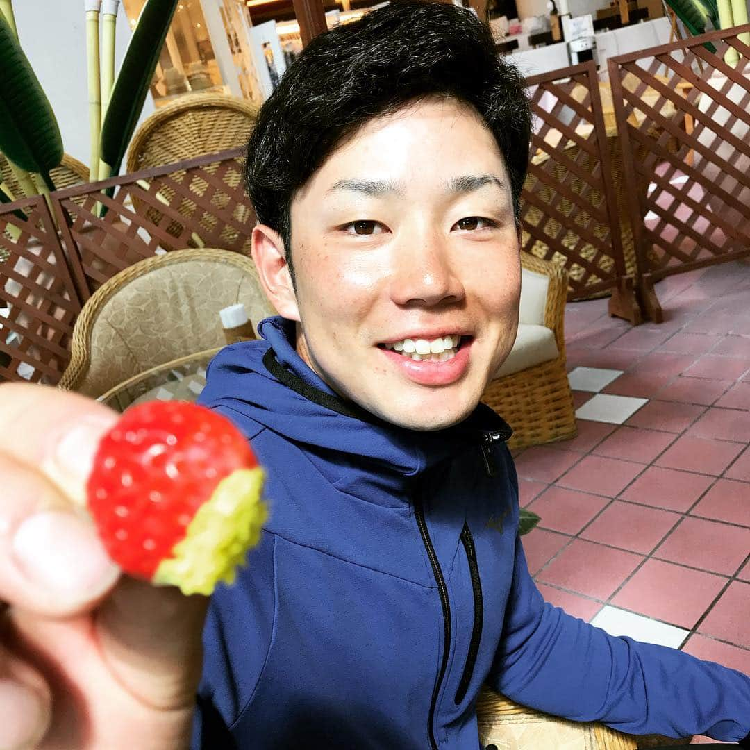 阪神タイガースさんのインスタグラム写真 - (阪神タイガースInstagram)「今日はバレンタインデー🍫糸原選手からイチゴのお返し🍓 #糸原健斗 選手 #イチゴ #🍓 #バレンタイン満喫なうに使っていいよ #ハッピー #バレンタイン #❤️ #阪神タイガース #ちばりよータイガース」2月14日 14時55分 - hanshintigers_official