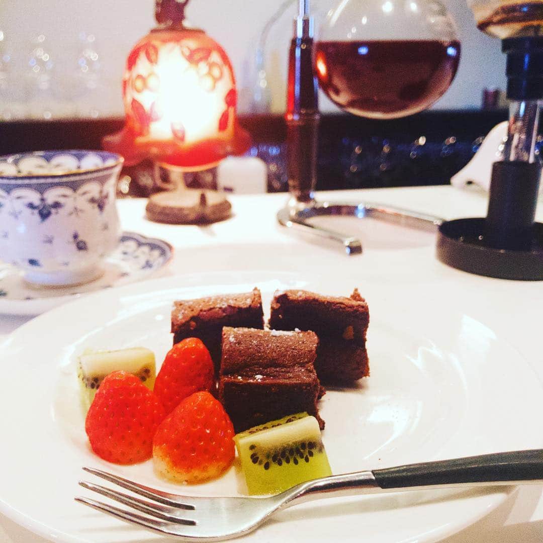 Barre de vin Kのインスタグラム：「2018.02.14  St. Valentine's Day  そうなのです。 日本では セント Stを、略してしまいます。  でも、意味は関係なく チョコを食べても罪悪感を持たなくて良い １日なのです。  ガトーショコラ  大好きです。  St. Valentine's Day  That is right. in Japan I will abbreviate St St.  But, regardless of meaning Even if you eat chocolate you do not have to feel guilty It is one day.  Gateau chocolat  I love it.  #St.Valentine's #LouisVuitton #warm #foodstragram #vscocam #instafood #instavsco #IGersJeP #foodphoto #onthetable #vsco_food #vscogram #fodstyling #feedfeed #mycommontable #foodvsco #foodlover #wine #winelover #barredevink #LIN_stragrammer #オトコノキッチン #kagoshima #cafestragram #大人カフェ #winebar #cafe #winebar」