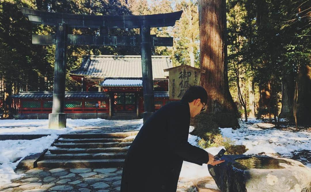 Robert de Boronのインスタグラム：「日光東照宮何年ぶりに来ただろう？🤔トコトコ歩いて家康様にお会いして来ます🙈🙊🙉 #世界遺産 #日光東照宮 #散歩 #厚着 #🙈 #🙊 #🙉 #robertdeboron」