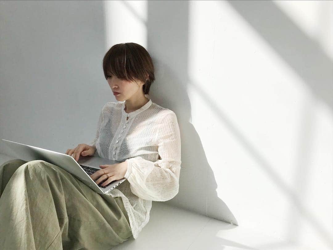 花盛友里のインスタグラム：「いつかの。 スタジオの端っこに座って空き時間に作業しているところ。 太陽の偉大さ！ . @_nowos_  のシャツおきにいり♡」