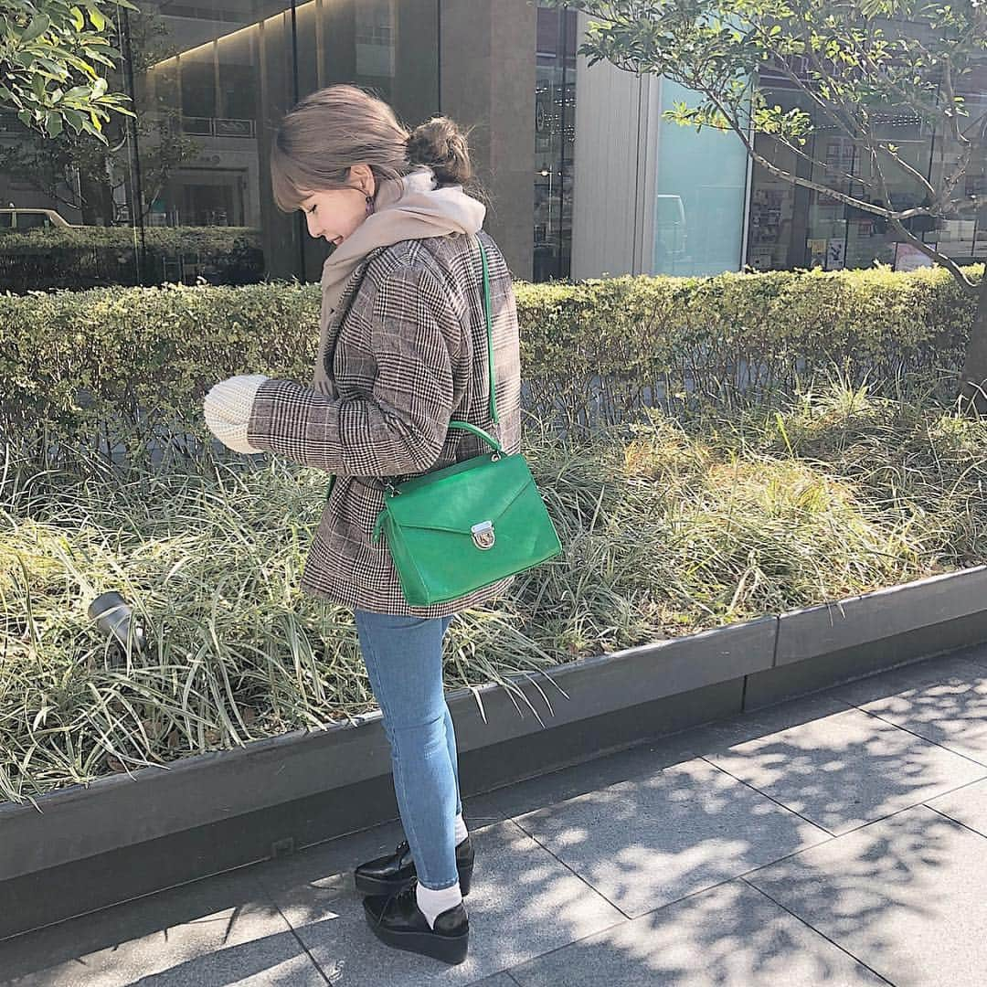 二宮璃子さんのインスタグラム写真 - (二宮璃子Instagram)「昨日買ったお気に入りの 緑のバッグ👜♡♡ 緑可愛い〜💞💞 髪型はれなちゃんが 結んでくれた❤️❤️ #コーデ #プチプラ #緑バッグ #retrogirl #emsexcite  #retrocode #retro #happyvalentine  #valentine #valentinesday」2月14日 15時31分 - riixten