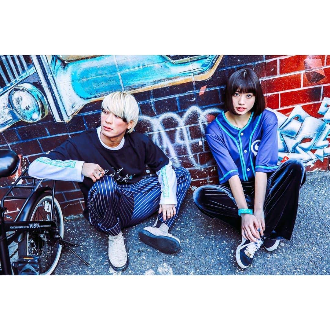 あきらかにあきらさんのインスタグラム写真 - (あきらかにあきらInstagram)「明日は遂に大阪城ホールワンマン！よっしゃ。なので先週公開したグッズ、これまた完全監修させてもらいましたゆえに、こだわりポイントをば。 今回のテーマカラーはターコイズブルー、ってことでばっちりぎゃんぎゃん詰め込みました。 ●限定Tシャツは、ブラックのみのストイック。でもゆるだぼボディでルーズ。乳首ちょい下のターコイズの光がエモちゃん。バックプリントのパターンがゲッゲリラ可愛くて、砂時計型のターコイズとのレイヤー具合がよだれもんです。日付会場入りは思い出になっちゃうね。 ●ロンTはホワイトのみのストイック。タイトにもルーズにもいけます。IJFMと違って袖はノーマル丈なので要注意。今回もリブは付いてません。袖プリは拓也の希望があって細め。でもパターン使って存在感ありまくりのターコイズです。ターコイズなんです。バックプリントは枚数制限で乗せれへんだけど、ゲッゲリラです。実物見てみて。 ●ベースボールシャツはネイビー×ターコイズを新色としてリリースでっす。ボタンと背番号は白だよ、ぎゃんかわ。クールめだった前回のカラーより可愛さが増し増しで、インしてモテモテ、アウトでモテモテ、羽織ってモテモテ、飾ってモテモテです。目の保養だね(?) ●タオルは写真わかりにくいけど、ロンT袖と同じパターン使ってて、生で見たらきっと失神しちゃうレベルのクールさです。しかも相変わらず1000円の安さはどうかしてるぜ！って感じ。買わない理由あるだろうか(いやない) ●でかでか缶バッジに関しては今回バンド名を入れてないというストイックさです。最高にクールだぜ。ツアーごとに出してるからみんなゲットしたいよなあ。ぜひ手に入れてくれ。ピクよろボンバー。 ●アクリルキーホルダーも新色リリースです。秋ツアーで評判良かったから新色出しちゃいました。リッチなブラックと蛍光なクリアイエローです。ギャップ！陰と陽！アメリカの雑貨屋さんに売ってるやつをイメージしたやつね。前回ブルー作ってたからターコイズは諦めました、てへぺろ。 ●次はねー、ラバーバンドですねー、城ホール限定ですねー、あのねー、これはねー、あのねー、腕にねー、付けるんですねー、プリントしてたりねー、彫ってたりねー、色がまたねー、ターコイズでねー、日付とねー、会場も入ってるしねー、リバーシブルやしねー、あのねー、ライブ中のねー、手首がねー、ターコイズでねー、染まるとねー、綺麗だろうねー、 ●ポーチはエナメルだよ、可愛い。筆箱や化粧品入れにも使える！のかな？女性じゃないからわからんけど。多目的で使ってほしいな多目的で。僕は丁度いいサイズのBluetoothスピーカーを入れるつもりです（爆笑）シゲが普段使いできると大はしゃぎしてました。あのシゲが。 ●マグカップは見ての通り、白とターコイズ目玉で可愛いです。オリジナルでブレンドしたコーヒーを飼ってる牛の乳で割って寒い冬の朝にフーフーしながらハフハフしながら飲む用に買ってください。あとは引越し先のご近所さんに配るのもいいかもですね。はて。 ●マグボトルはストイックにロゴのみシンプルデザイン。利便性が高いから普段使いしてほしいなぁ。でもそれこそこれにコーヒーとか入れたら黒文字のロゴ消えてまうから飲んでくうちにロゴが浮き出てくる遊びもできますね(?) ●と、まぁ、たくさん書いてきましたが、それぞれの良さは伝えたかったから伝えたけど、もちろん自分の予算と相談しつつ、破産しないように爆買いよろしくです。」2月14日 15時44分 - akrknakr