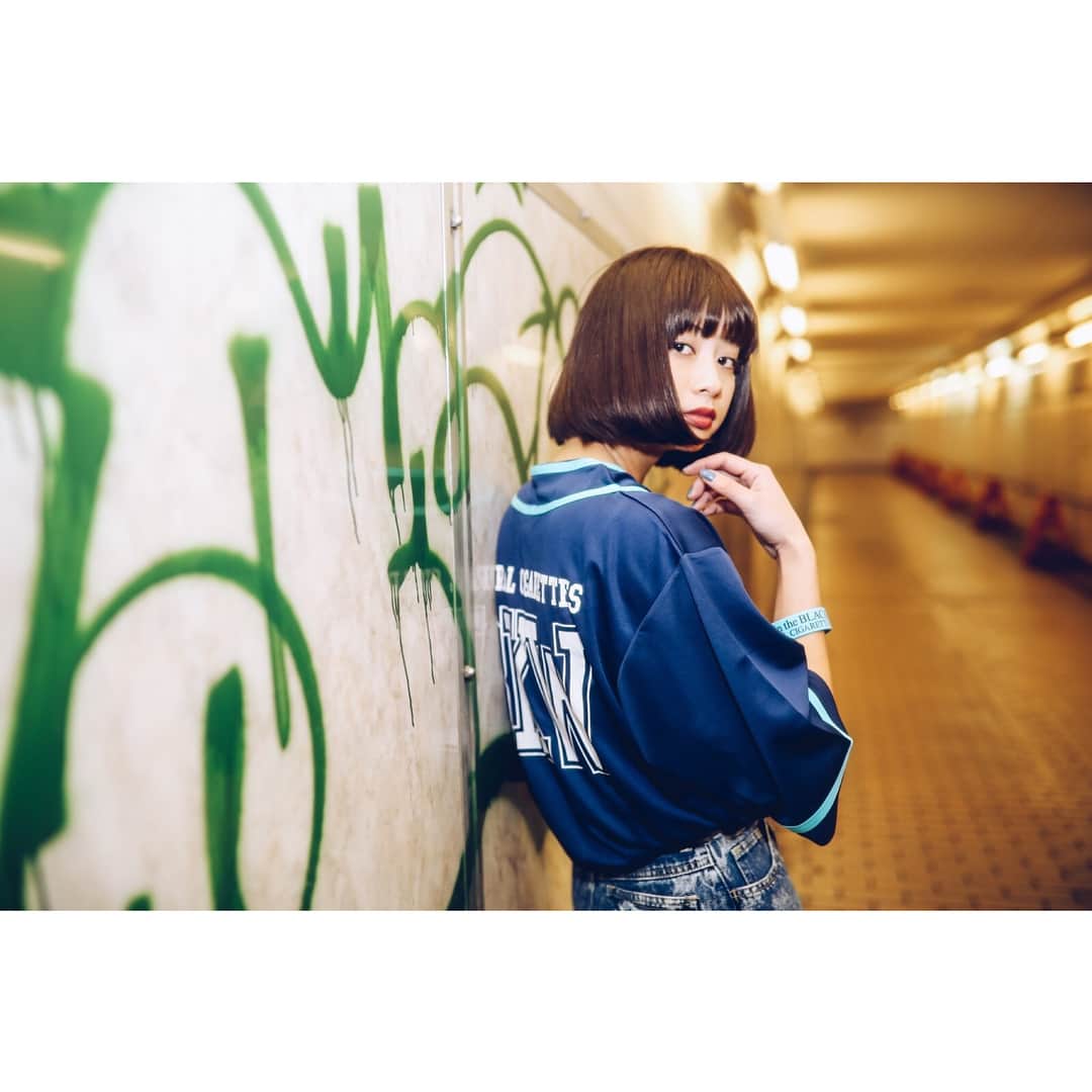 あきらかにあきらさんのインスタグラム写真 - (あきらかにあきらInstagram)「明日は遂に大阪城ホールワンマン！よっしゃ。なので先週公開したグッズ、これまた完全監修させてもらいましたゆえに、こだわりポイントをば。 今回のテーマカラーはターコイズブルー、ってことでばっちりぎゃんぎゃん詰め込みました。 ●限定Tシャツは、ブラックのみのストイック。でもゆるだぼボディでルーズ。乳首ちょい下のターコイズの光がエモちゃん。バックプリントのパターンがゲッゲリラ可愛くて、砂時計型のターコイズとのレイヤー具合がよだれもんです。日付会場入りは思い出になっちゃうね。 ●ロンTはホワイトのみのストイック。タイトにもルーズにもいけます。IJFMと違って袖はノーマル丈なので要注意。今回もリブは付いてません。袖プリは拓也の希望があって細め。でもパターン使って存在感ありまくりのターコイズです。ターコイズなんです。バックプリントは枚数制限で乗せれへんだけど、ゲッゲリラです。実物見てみて。 ●ベースボールシャツはネイビー×ターコイズを新色としてリリースでっす。ボタンと背番号は白だよ、ぎゃんかわ。クールめだった前回のカラーより可愛さが増し増しで、インしてモテモテ、アウトでモテモテ、羽織ってモテモテ、飾ってモテモテです。目の保養だね(?) ●タオルは写真わかりにくいけど、ロンT袖と同じパターン使ってて、生で見たらきっと失神しちゃうレベルのクールさです。しかも相変わらず1000円の安さはどうかしてるぜ！って感じ。買わない理由あるだろうか(いやない) ●でかでか缶バッジに関しては今回バンド名を入れてないというストイックさです。最高にクールだぜ。ツアーごとに出してるからみんなゲットしたいよなあ。ぜひ手に入れてくれ。ピクよろボンバー。 ●アクリルキーホルダーも新色リリースです。秋ツアーで評判良かったから新色出しちゃいました。リッチなブラックと蛍光なクリアイエローです。ギャップ！陰と陽！アメリカの雑貨屋さんに売ってるやつをイメージしたやつね。前回ブルー作ってたからターコイズは諦めました、てへぺろ。 ●次はねー、ラバーバンドですねー、城ホール限定ですねー、あのねー、これはねー、あのねー、腕にねー、付けるんですねー、プリントしてたりねー、彫ってたりねー、色がまたねー、ターコイズでねー、日付とねー、会場も入ってるしねー、リバーシブルやしねー、あのねー、ライブ中のねー、手首がねー、ターコイズでねー、染まるとねー、綺麗だろうねー、 ●ポーチはエナメルだよ、可愛い。筆箱や化粧品入れにも使える！のかな？女性じゃないからわからんけど。多目的で使ってほしいな多目的で。僕は丁度いいサイズのBluetoothスピーカーを入れるつもりです（爆笑）シゲが普段使いできると大はしゃぎしてました。あのシゲが。 ●マグカップは見ての通り、白とターコイズ目玉で可愛いです。オリジナルでブレンドしたコーヒーを飼ってる牛の乳で割って寒い冬の朝にフーフーしながらハフハフしながら飲む用に買ってください。あとは引越し先のご近所さんに配るのもいいかもですね。はて。 ●マグボトルはストイックにロゴのみシンプルデザイン。利便性が高いから普段使いしてほしいなぁ。でもそれこそこれにコーヒーとか入れたら黒文字のロゴ消えてまうから飲んでくうちにロゴが浮き出てくる遊びもできますね(?) ●と、まぁ、たくさん書いてきましたが、それぞれの良さは伝えたかったから伝えたけど、もちろん自分の予算と相談しつつ、破産しないように爆買いよろしくです。」2月14日 15時44分 - akrknakr