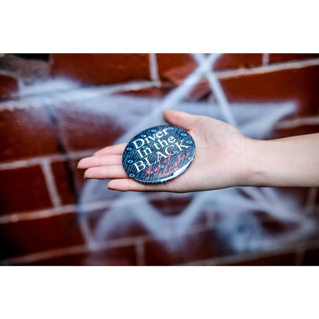 あきらかにあきらさんのインスタグラム写真 - (あきらかにあきらInstagram)「明日は遂に大阪城ホールワンマン！よっしゃ。なので先週公開したグッズ、これまた完全監修させてもらいましたゆえに、こだわりポイントをば。 今回のテーマカラーはターコイズブルー、ってことでばっちりぎゃんぎゃん詰め込みました。 ●限定Tシャツは、ブラックのみのストイック。でもゆるだぼボディでルーズ。乳首ちょい下のターコイズの光がエモちゃん。バックプリントのパターンがゲッゲリラ可愛くて、砂時計型のターコイズとのレイヤー具合がよだれもんです。日付会場入りは思い出になっちゃうね。 ●ロンTはホワイトのみのストイック。タイトにもルーズにもいけます。IJFMと違って袖はノーマル丈なので要注意。今回もリブは付いてません。袖プリは拓也の希望があって細め。でもパターン使って存在感ありまくりのターコイズです。ターコイズなんです。バックプリントは枚数制限で乗せれへんだけど、ゲッゲリラです。実物見てみて。 ●ベースボールシャツはネイビー×ターコイズを新色としてリリースでっす。ボタンと背番号は白だよ、ぎゃんかわ。クールめだった前回のカラーより可愛さが増し増しで、インしてモテモテ、アウトでモテモテ、羽織ってモテモテ、飾ってモテモテです。目の保養だね(?) ●タオルは写真わかりにくいけど、ロンT袖と同じパターン使ってて、生で見たらきっと失神しちゃうレベルのクールさです。しかも相変わらず1000円の安さはどうかしてるぜ！って感じ。買わない理由あるだろうか(いやない) ●でかでか缶バッジに関しては今回バンド名を入れてないというストイックさです。最高にクールだぜ。ツアーごとに出してるからみんなゲットしたいよなあ。ぜひ手に入れてくれ。ピクよろボンバー。 ●アクリルキーホルダーも新色リリースです。秋ツアーで評判良かったから新色出しちゃいました。リッチなブラックと蛍光なクリアイエローです。ギャップ！陰と陽！アメリカの雑貨屋さんに売ってるやつをイメージしたやつね。前回ブルー作ってたからターコイズは諦めました、てへぺろ。 ●次はねー、ラバーバンドですねー、城ホール限定ですねー、あのねー、これはねー、あのねー、腕にねー、付けるんですねー、プリントしてたりねー、彫ってたりねー、色がまたねー、ターコイズでねー、日付とねー、会場も入ってるしねー、リバーシブルやしねー、あのねー、ライブ中のねー、手首がねー、ターコイズでねー、染まるとねー、綺麗だろうねー、 ●ポーチはエナメルだよ、可愛い。筆箱や化粧品入れにも使える！のかな？女性じゃないからわからんけど。多目的で使ってほしいな多目的で。僕は丁度いいサイズのBluetoothスピーカーを入れるつもりです（爆笑）シゲが普段使いできると大はしゃぎしてました。あのシゲが。 ●マグカップは見ての通り、白とターコイズ目玉で可愛いです。オリジナルでブレンドしたコーヒーを飼ってる牛の乳で割って寒い冬の朝にフーフーしながらハフハフしながら飲む用に買ってください。あとは引越し先のご近所さんに配るのもいいかもですね。はて。 ●マグボトルはストイックにロゴのみシンプルデザイン。利便性が高いから普段使いしてほしいなぁ。でもそれこそこれにコーヒーとか入れたら黒文字のロゴ消えてまうから飲んでくうちにロゴが浮き出てくる遊びもできますね(?) ●と、まぁ、たくさん書いてきましたが、それぞれの良さは伝えたかったから伝えたけど、もちろん自分の予算と相談しつつ、破産しないように爆買いよろしくです。」2月14日 15時44分 - akrknakr