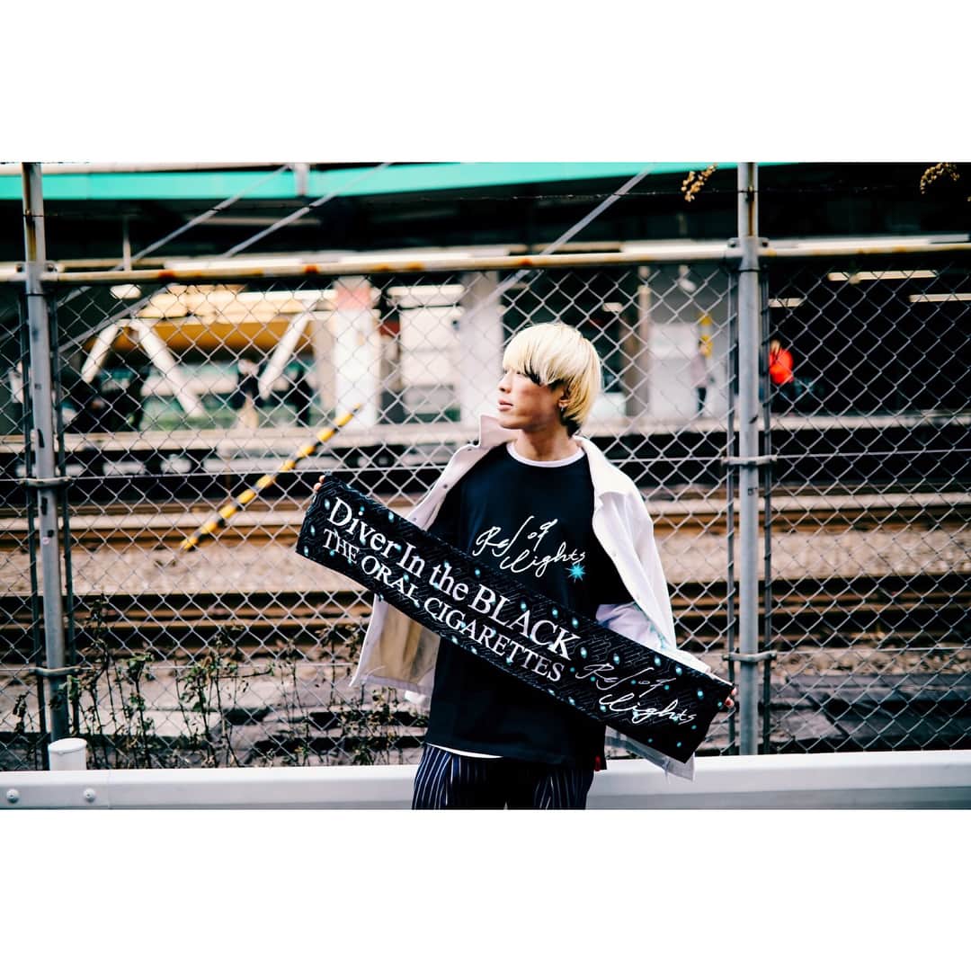 あきらかにあきらさんのインスタグラム写真 - (あきらかにあきらInstagram)「明日は遂に大阪城ホールワンマン！よっしゃ。なので先週公開したグッズ、これまた完全監修させてもらいましたゆえに、こだわりポイントをば。 今回のテーマカラーはターコイズブルー、ってことでばっちりぎゃんぎゃん詰め込みました。 ●限定Tシャツは、ブラックのみのストイック。でもゆるだぼボディでルーズ。乳首ちょい下のターコイズの光がエモちゃん。バックプリントのパターンがゲッゲリラ可愛くて、砂時計型のターコイズとのレイヤー具合がよだれもんです。日付会場入りは思い出になっちゃうね。 ●ロンTはホワイトのみのストイック。タイトにもルーズにもいけます。IJFMと違って袖はノーマル丈なので要注意。今回もリブは付いてません。袖プリは拓也の希望があって細め。でもパターン使って存在感ありまくりのターコイズです。ターコイズなんです。バックプリントは枚数制限で乗せれへんだけど、ゲッゲリラです。実物見てみて。 ●ベースボールシャツはネイビー×ターコイズを新色としてリリースでっす。ボタンと背番号は白だよ、ぎゃんかわ。クールめだった前回のカラーより可愛さが増し増しで、インしてモテモテ、アウトでモテモテ、羽織ってモテモテ、飾ってモテモテです。目の保養だね(?) ●タオルは写真わかりにくいけど、ロンT袖と同じパターン使ってて、生で見たらきっと失神しちゃうレベルのクールさです。しかも相変わらず1000円の安さはどうかしてるぜ！って感じ。買わない理由あるだろうか(いやない) ●でかでか缶バッジに関しては今回バンド名を入れてないというストイックさです。最高にクールだぜ。ツアーごとに出してるからみんなゲットしたいよなあ。ぜひ手に入れてくれ。ピクよろボンバー。 ●アクリルキーホルダーも新色リリースです。秋ツアーで評判良かったから新色出しちゃいました。リッチなブラックと蛍光なクリアイエローです。ギャップ！陰と陽！アメリカの雑貨屋さんに売ってるやつをイメージしたやつね。前回ブルー作ってたからターコイズは諦めました、てへぺろ。 ●次はねー、ラバーバンドですねー、城ホール限定ですねー、あのねー、これはねー、あのねー、腕にねー、付けるんですねー、プリントしてたりねー、彫ってたりねー、色がまたねー、ターコイズでねー、日付とねー、会場も入ってるしねー、リバーシブルやしねー、あのねー、ライブ中のねー、手首がねー、ターコイズでねー、染まるとねー、綺麗だろうねー、 ●ポーチはエナメルだよ、可愛い。筆箱や化粧品入れにも使える！のかな？女性じゃないからわからんけど。多目的で使ってほしいな多目的で。僕は丁度いいサイズのBluetoothスピーカーを入れるつもりです（爆笑）シゲが普段使いできると大はしゃぎしてました。あのシゲが。 ●マグカップは見ての通り、白とターコイズ目玉で可愛いです。オリジナルでブレンドしたコーヒーを飼ってる牛の乳で割って寒い冬の朝にフーフーしながらハフハフしながら飲む用に買ってください。あとは引越し先のご近所さんに配るのもいいかもですね。はて。 ●マグボトルはストイックにロゴのみシンプルデザイン。利便性が高いから普段使いしてほしいなぁ。でもそれこそこれにコーヒーとか入れたら黒文字のロゴ消えてまうから飲んでくうちにロゴが浮き出てくる遊びもできますね(?) ●と、まぁ、たくさん書いてきましたが、それぞれの良さは伝えたかったから伝えたけど、もちろん自分の予算と相談しつつ、破産しないように爆買いよろしくです。」2月14日 15時44分 - akrknakr