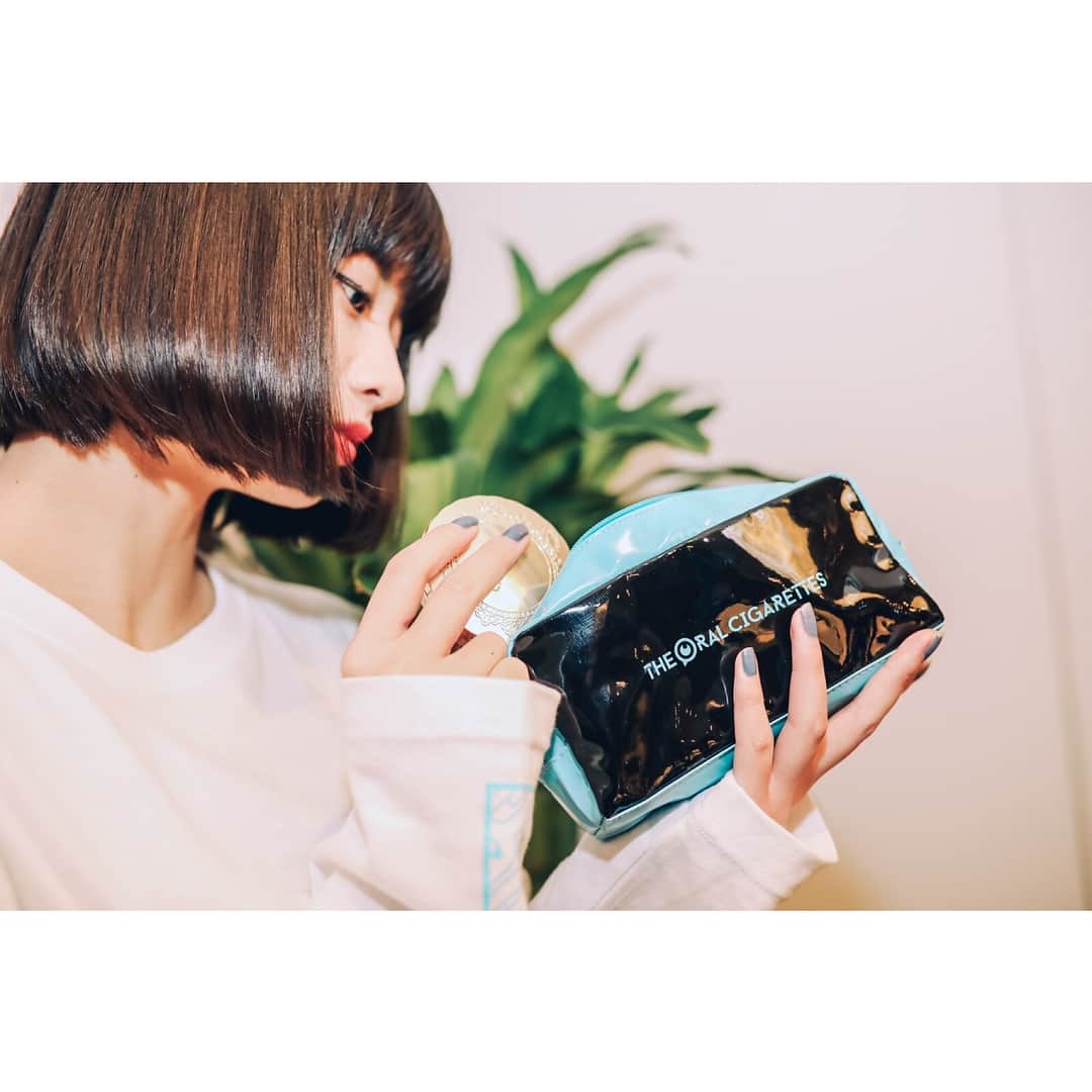 あきらかにあきらさんのインスタグラム写真 - (あきらかにあきらInstagram)「明日は遂に大阪城ホールワンマン！よっしゃ。なので先週公開したグッズ、これまた完全監修させてもらいましたゆえに、こだわりポイントをば。 今回のテーマカラーはターコイズブルー、ってことでばっちりぎゃんぎゃん詰め込みました。 ●限定Tシャツは、ブラックのみのストイック。でもゆるだぼボディでルーズ。乳首ちょい下のターコイズの光がエモちゃん。バックプリントのパターンがゲッゲリラ可愛くて、砂時計型のターコイズとのレイヤー具合がよだれもんです。日付会場入りは思い出になっちゃうね。 ●ロンTはホワイトのみのストイック。タイトにもルーズにもいけます。IJFMと違って袖はノーマル丈なので要注意。今回もリブは付いてません。袖プリは拓也の希望があって細め。でもパターン使って存在感ありまくりのターコイズです。ターコイズなんです。バックプリントは枚数制限で乗せれへんだけど、ゲッゲリラです。実物見てみて。 ●ベースボールシャツはネイビー×ターコイズを新色としてリリースでっす。ボタンと背番号は白だよ、ぎゃんかわ。クールめだった前回のカラーより可愛さが増し増しで、インしてモテモテ、アウトでモテモテ、羽織ってモテモテ、飾ってモテモテです。目の保養だね(?) ●タオルは写真わかりにくいけど、ロンT袖と同じパターン使ってて、生で見たらきっと失神しちゃうレベルのクールさです。しかも相変わらず1000円の安さはどうかしてるぜ！って感じ。買わない理由あるだろうか(いやない) ●でかでか缶バッジに関しては今回バンド名を入れてないというストイックさです。最高にクールだぜ。ツアーごとに出してるからみんなゲットしたいよなあ。ぜひ手に入れてくれ。ピクよろボンバー。 ●アクリルキーホルダーも新色リリースです。秋ツアーで評判良かったから新色出しちゃいました。リッチなブラックと蛍光なクリアイエローです。ギャップ！陰と陽！アメリカの雑貨屋さんに売ってるやつをイメージしたやつね。前回ブルー作ってたからターコイズは諦めました、てへぺろ。 ●次はねー、ラバーバンドですねー、城ホール限定ですねー、あのねー、これはねー、あのねー、腕にねー、付けるんですねー、プリントしてたりねー、彫ってたりねー、色がまたねー、ターコイズでねー、日付とねー、会場も入ってるしねー、リバーシブルやしねー、あのねー、ライブ中のねー、手首がねー、ターコイズでねー、染まるとねー、綺麗だろうねー、 ●ポーチはエナメルだよ、可愛い。筆箱や化粧品入れにも使える！のかな？女性じゃないからわからんけど。多目的で使ってほしいな多目的で。僕は丁度いいサイズのBluetoothスピーカーを入れるつもりです（爆笑）シゲが普段使いできると大はしゃぎしてました。あのシゲが。 ●マグカップは見ての通り、白とターコイズ目玉で可愛いです。オリジナルでブレンドしたコーヒーを飼ってる牛の乳で割って寒い冬の朝にフーフーしながらハフハフしながら飲む用に買ってください。あとは引越し先のご近所さんに配るのもいいかもですね。はて。 ●マグボトルはストイックにロゴのみシンプルデザイン。利便性が高いから普段使いしてほしいなぁ。でもそれこそこれにコーヒーとか入れたら黒文字のロゴ消えてまうから飲んでくうちにロゴが浮き出てくる遊びもできますね(?) ●と、まぁ、たくさん書いてきましたが、それぞれの良さは伝えたかったから伝えたけど、もちろん自分の予算と相談しつつ、破産しないように爆買いよろしくです。」2月14日 15時44分 - akrknakr