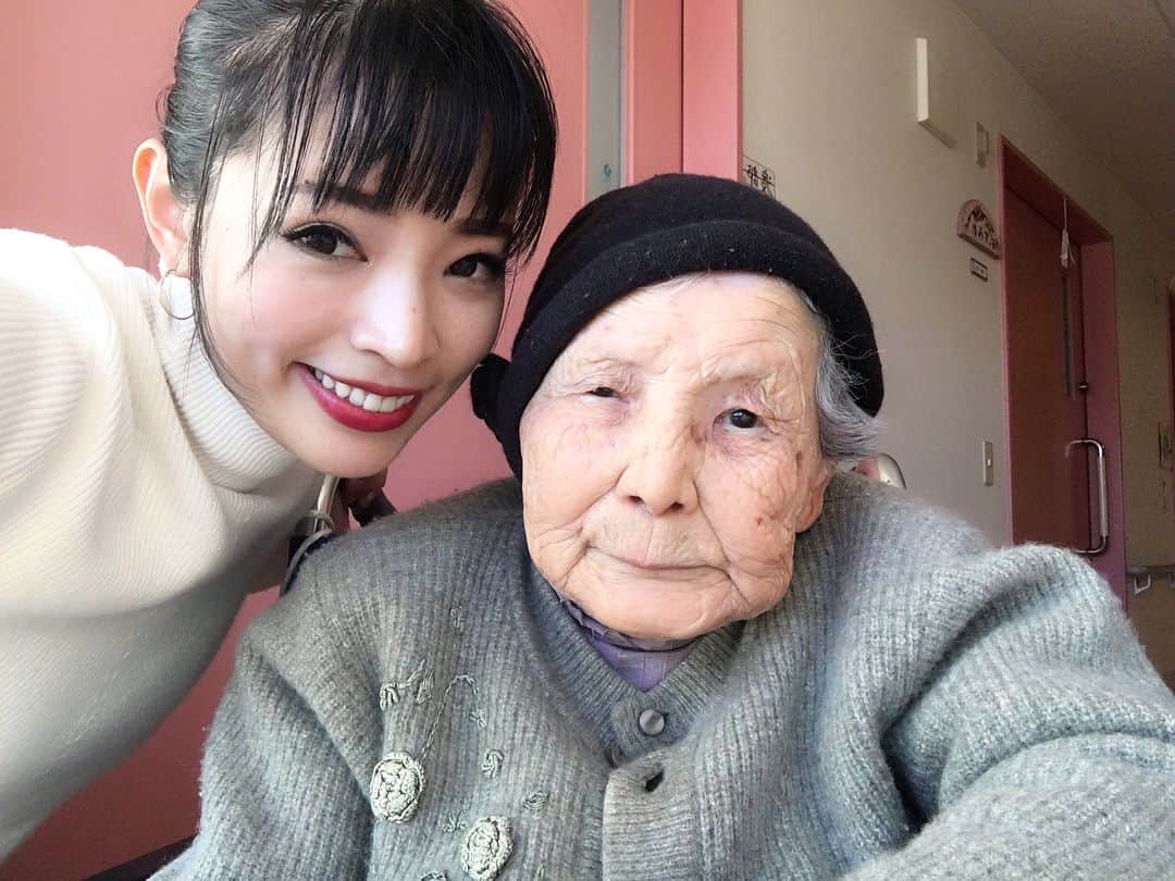 小田切恵子さんのインスタグラム写真 - (小田切恵子Instagram)「・ 大好きなおばあちゃん👵🏻95歳🙌🏻 孫11人 ひ孫18人‼︎ すごいよね 昔から可愛くて優しくて頑張り屋さんの自慢のおばあちゃん💖 ・ #長生きしてね #おばあちゃん #grandmother #2枚目は昔のおばあちゃんだよ」2月14日 15時59分 - keikoodagiri101