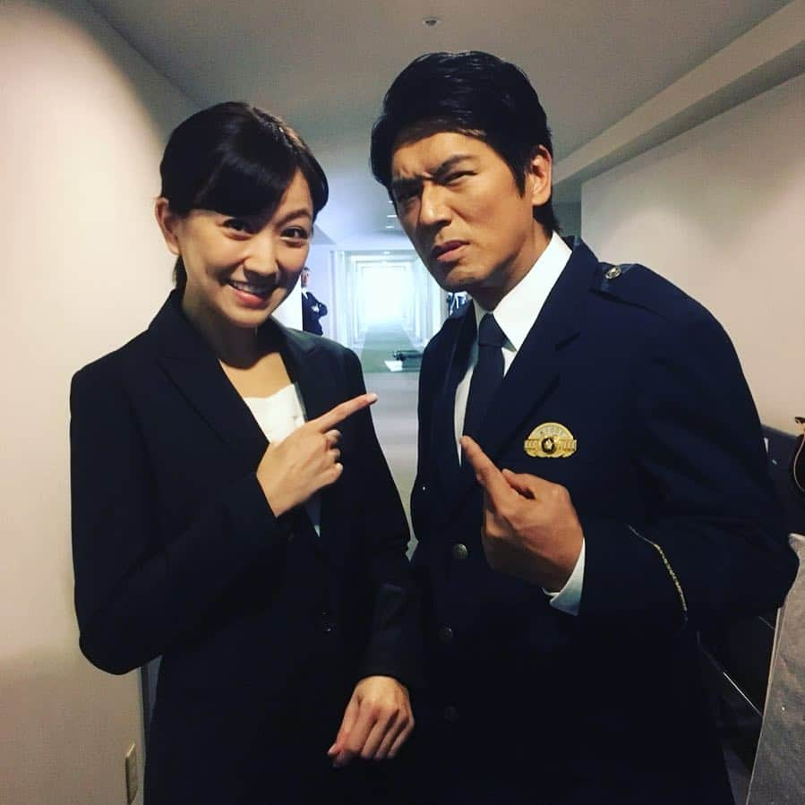 テレビ東京「特命刑事カクホの女」さんのインスタグラム写真 - (テレビ東京「特命刑事カクホの女」Instagram)「カクホなみなさま🚓💨バレンタインの夜💘いかがお過ごしですか？😆いつかの撮影現場より、百合子の知人、如月役の#高橋克典 さんと美人秘書を演じる#近藤しづか さんの2ショット📸💥第4話の最後では正体が判明した如月…今後の展開にも目が離せません👀✨そして毎回如月と百合子がご飯を食べるシーンでお腹が空いてしまうスタッフなのでした😆🍖（笑）#オフショット #如月メシ #撮影現場 #班長 #金曜8時のドラマ #カクホの女 #名取裕子 #麻生祐未 #渡辺いっけい #高橋克典 #吉沢悠 #小関裕太 #今野浩喜 #鹿沼憂妃 #菅裕輔 #テレビ東京」2月14日 19時55分 - kakuho_tv