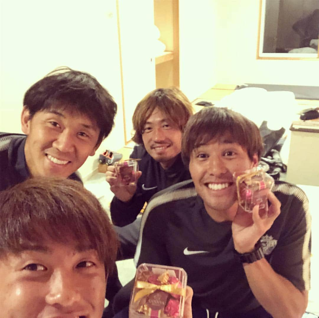 森島司のインスタグラム：「水さんの奥さんからバレンタインチョコもらいました^_^ ありがとうございまーす^_^！ 美味しくいただきます😋 #水さん #たくやくん #てつくん #同部屋 #水さんの奥さん #ありがとうございます^_^ #宮崎キャンプ #てつくんまだまだバレンタイン受け付けてるらしいです😖」