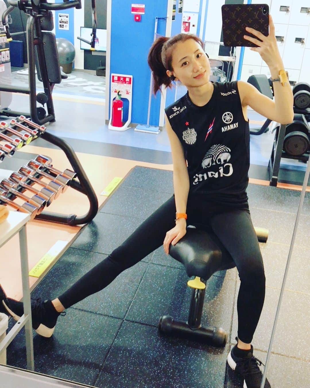 白雪のインスタグラム：「最近は加圧をセーブしてジムでのトレーニングに励んでます。ランニング→ウェイトトレーニング→チューブやダンベルを使ったり自重トレーニングも。  すべて自己流だけど、日々の成果が目に見えて結果に出るから嬉しい😊次は上半身を大きくするのが目標!!何かオススメのトレーニング方法あったら教えてください❤️ Keep it leads to everything.  あっ、ハッピーバレンタイン。  #workout #gym #justdoit  #筋トレ女子 #buriramunited #happyvalentinesday #barksports #barkrun #barkgym」