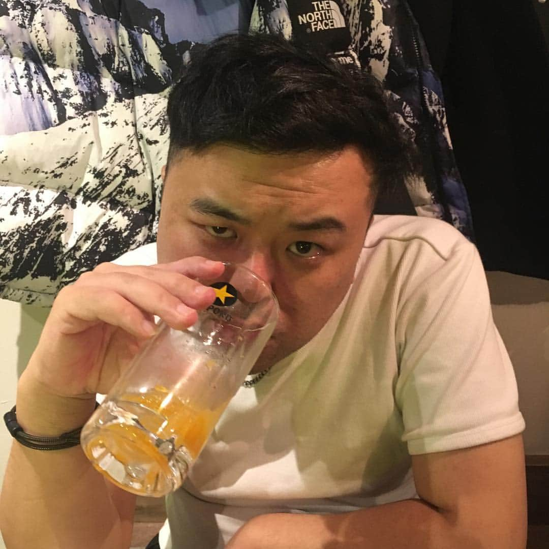 津田篤宏さんのインスタグラム写真 - (津田篤宏Instagram)「バレンタインに友達と飲んでる。 ＃キングの休日」2月14日 21時09分 - ggoigoisu