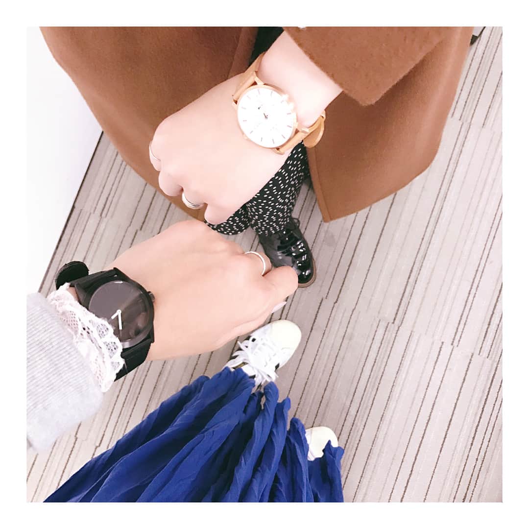 カタダマチコ -kamiyajuku-さんのインスタグラム写真 - (カタダマチコ -kamiyajuku-Instagram)「仲良くしてもらっている @unobox さんがみちくさ教室を受講しに来てくださいました。 つけてた時計が偶然同じブランドでなんだか嬉しい。 おそろいの時計持ってるからそっちつけていけば良かったなー。 unoさんのファッションはシンプルでステキです。プチプラアイテムも上手に取り入れていていつも参考にしています。 . . #Repost @unobox with @get_repost ・・・ マチコさん @machiko798 の美文字教室が東京で開催されたので行ってきました。 マチコさんには一昨年にインスタの企画で入籍記念で誓いの言葉を書いていただいて以来仲良くしていただいていて、ずっとお会いしたかったので念願でした。 ㅤㅤㅤㅤㅤㅤㅤㅤㅤㅤㅤㅤㅤ 単なる文字の書き方だけでなく 文字の一画一画に情熱を込めて書く心構えも一緒に教わって、文字の美しさ、芸術に触れられた日でした。 絵を描くことにも通じることが数多く学べてとても刺激になりました。 ㅤㅤㅤㅤㅤㅤㅤㅤㅤㅤㅤㅤㅤ 自分は字が割とうまい方なんじゃないか、って思ってたんですが全然下手だったんだなぁとちょっと恥ずかしくなったり（笑） ㅤㅤㅤㅤㅤㅤㅤㅤㅤㅤㅤㅤㅤ 自分の姓名の書き方について教えていただいて、 旧姓のまま仕事をしているからか いまだに自分の新しい名前に馴染みがなかったのですが 新しい名前の書き方がようやくわかって すごく愛着が持てる名前になりそうです。 それが一番嬉しい！ ㅤㅤㅤㅤㅤㅤㅤㅤㅤㅤㅤㅤㅤ とても素敵なお土産までいただいちゃいました。 スケッチブックとメモ帳、ペン、マステなどの素敵文房具セット！！（と、チョコレート🍫） 背筋を伸ばして、これから文字をひとつひとつ綺麗に書けるように練習したいと思います！ ㅤㅤㅤㅤㅤㅤㅤㅤㅤㅤㅤㅤㅤ マチコさん、素敵なご機会をありがとうございました！！（またぜひお会いしたいです…！♡︎） ㅤㅤㅤㅤㅤㅤㅤㅤㅤㅤㅤㅤㅤ ちなみにTRIWAの時計を着けていったら シリーズ違いでTRIWAでお揃いだったのが嬉しい〜！！ 美しいマチコさんとたくさんツーショットも撮れたし大満足です。 ㅤㅤㅤㅤㅤㅤㅤㅤㅤㅤㅤㅤㅤ ㅤㅤㅤㅤㅤㅤㅤㅤㅤㅤㅤㅤㅤ #カタダマチコ さん #triwa #triwawatch」2月14日 21時37分 - machiko798