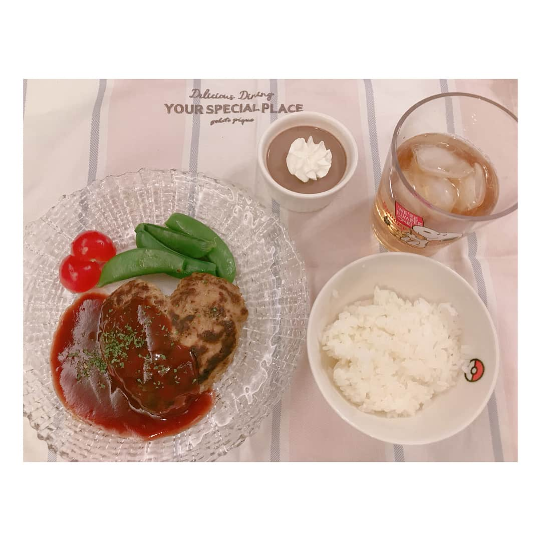 辻希美さんのインスタグラム写真 - (辻希美Instagram)「バレンタインご飯♡  #辻希美 #バレンタイン #2月14日 #バレンタインディナー  #ハンバーグ #♡ #ふわっふわ に焼けた #チョコムース と一緒に #ご飯逆だった… #ご馳走様でした」2月14日 21時59分 - tsujinozomi_official