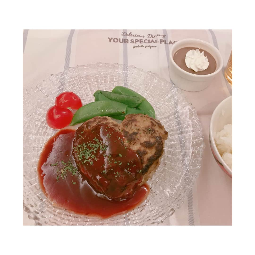 辻希美さんのインスタグラム写真 - (辻希美Instagram)「バレンタインご飯♡  #辻希美 #バレンタイン #2月14日 #バレンタインディナー  #ハンバーグ #♡ #ふわっふわ に焼けた #チョコムース と一緒に #ご飯逆だった… #ご馳走様でした」2月14日 21時59分 - tsujinozomi_official