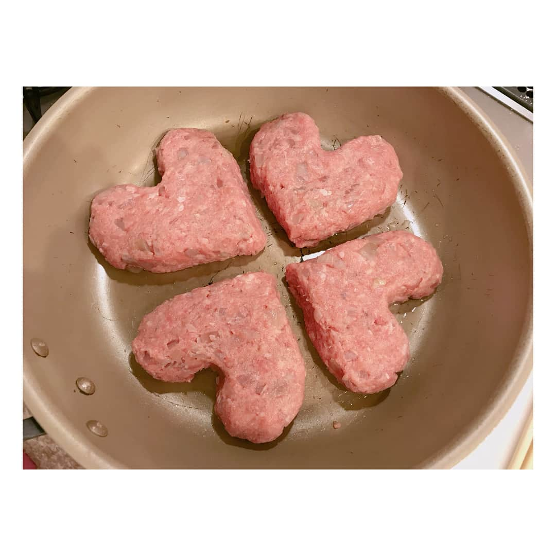 辻希美さんのインスタグラム写真 - (辻希美Instagram)「バレンタインご飯♡  #辻希美 #バレンタイン #2月14日 #バレンタインディナー  #ハンバーグ #♡ #ふわっふわ に焼けた #チョコムース と一緒に #ご飯逆だった… #ご馳走様でした」2月14日 21時59分 - tsujinozomi_official