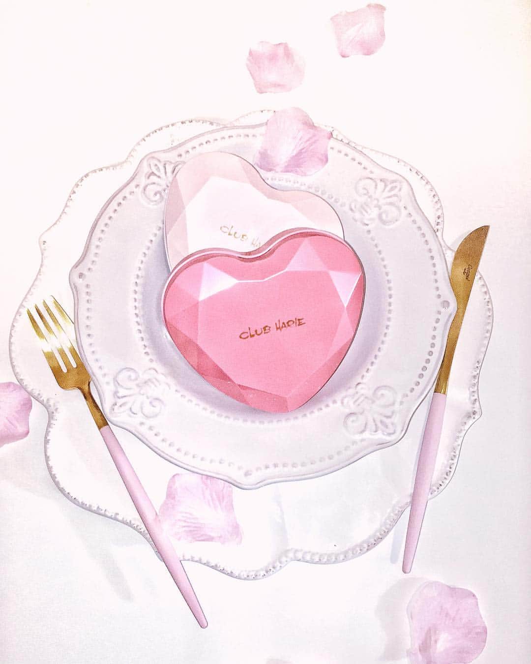 Ayakaさんのインスタグラム写真 - (AyakaInstagram)「Happy Valentines day 😍💕 * クラブハリエの きらきらハート缶が可愛くて 2色買ってしまいました…❤️ 自分用です笑笑 * #valentine #valentinesday #clubharie #heart #pink #lovely #cute #tokyo #バレンタイン #バレンタインデー #チョコレート #バレンタインチョコ #ハート #きらきら #❤️ #ピンク #クラブハリエ」2月14日 22時29分 - ayaka_ayacandy01