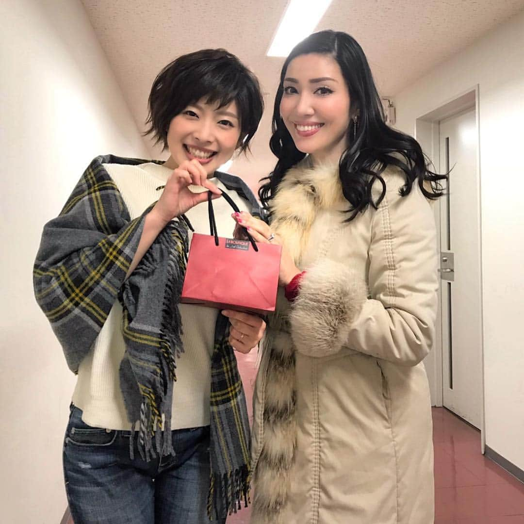 林マオさんのインスタグラム写真 - (林マオInstagram)「本日はバレンタインなり！ アンミカさんから、 まさかの友チョコを頂いてしまいました❤️嬉し過ぎます…そして、達筆で綺麗なお手紙付き💌 アンミカさんのお心遣いと明るさと、美貌…真似して私も素敵女子になりたいものです😍」2月14日 22時49分 - maohayashi_ytv