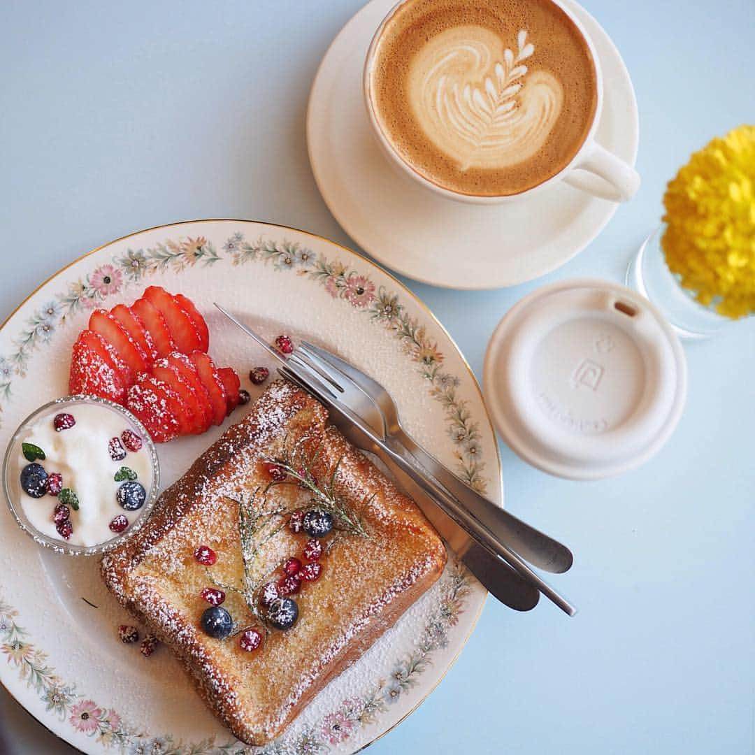 Tastimeのインスタグラム：「サクフワなフレンチトーストが有名❣️ cafe skön🍞💓 📍 ソウル市麻浦区延南洞239-4 10:00am〜10:00pm [定休日]火曜日 photo by @mi_cchi」