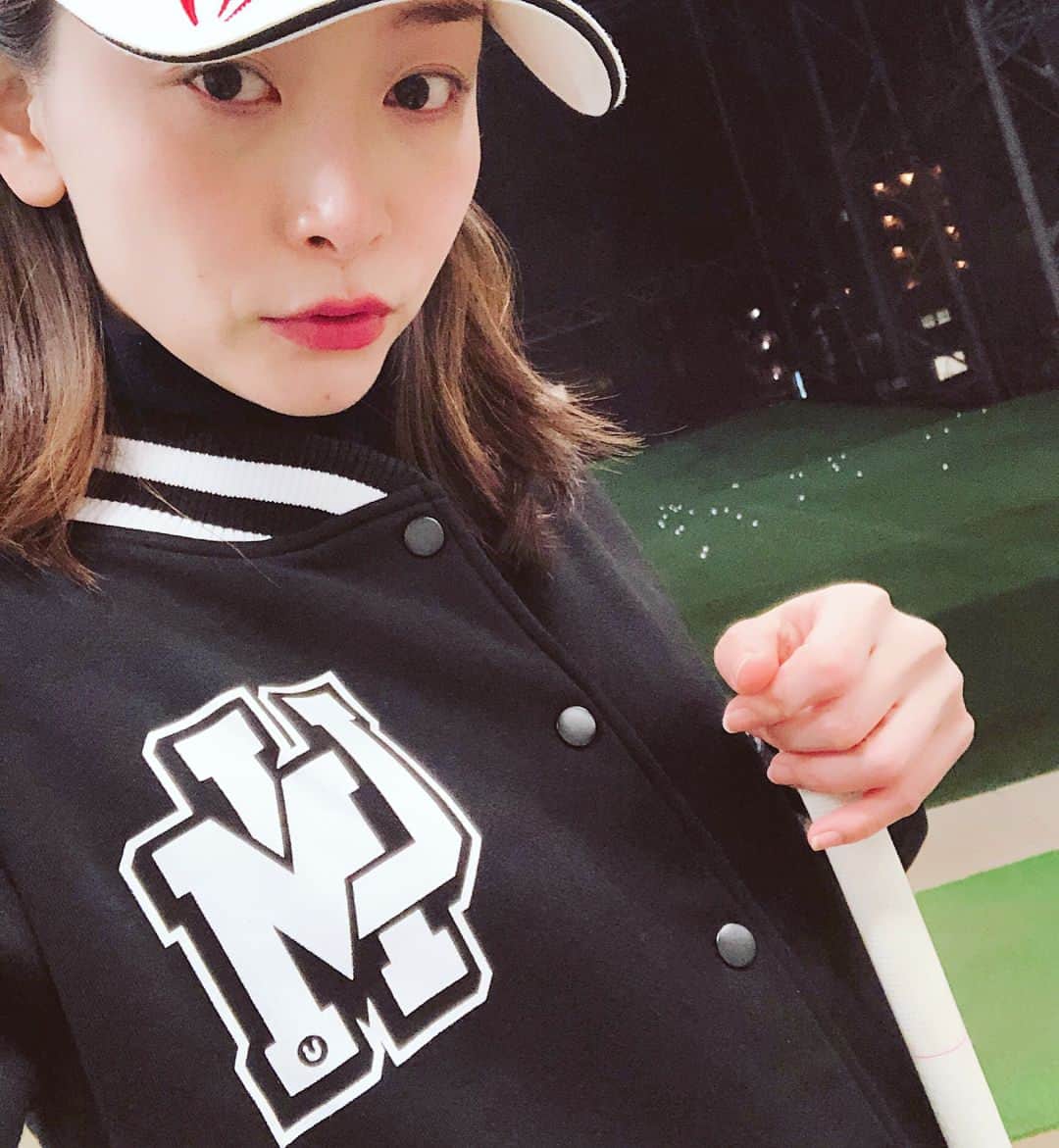 佐々木あさひのインスタグラム：「頂いたUUUMスタジャンを着て夜練へ⛳️遅い時間は仕事終わりの若いサラリーマンが多かった。たぶん右の人イケメンだった。たぶん左の人もイケメンだった。良い音鳴らして打ってるとみんなイケメンに見えるマジック。ありがとうございます。」