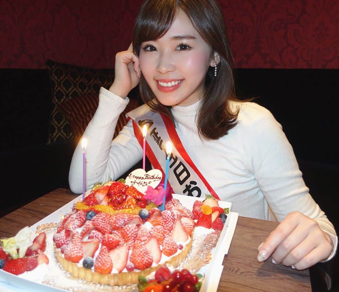 藤川沙弥のインスタグラム：「まだBD引きずってすみませんw💦 昨日もサプライズで お誕生日会してくれました😭😍💕 大好きな"お姉様達"(←思ってない🤪w) 愉快で自由なメンバーなので 喋って食べて大忙し😂 ほんとにありがとう〜💋#余韻 . . . #mybd#bd#happy#love #thankyou#myfriends#girls #20180123#お誕生日 #幸せ#ありがとう#だいすき♡ #셀카#셀피#셀스타그램#친스타그램」