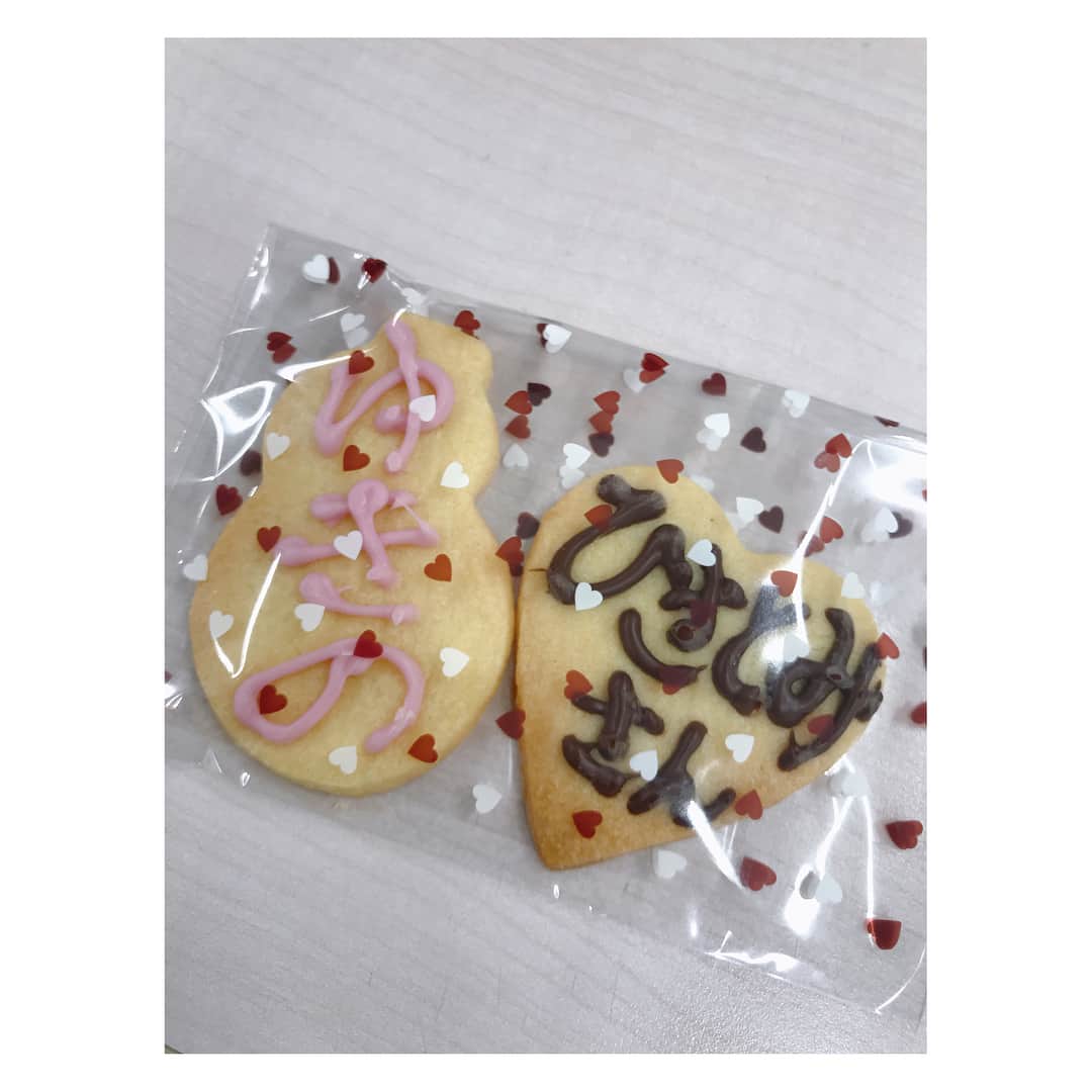 久冨慶子さんのインスタグラム写真 - (久冨慶子Instagram)「今日の衣装も @mode_robe_official  でした🤗 バレンタインカラーでしたよ🍫 私服も同じブランドです👗 今年のバレンタインは大幅に手抜きをしたら色んな人から手抜きし過ぎと言われました🙄 去年はオランジェットを作りましたが、今年は既製品です😝 クッキーをくれたゆきのちゃんには家族用に作っていたガトーショコラを渡しました🎁 急遽渡したので包装が悲惨💦笑 来年はみんなにガトーショコラ作れるように頑張ろーかなー🍫 ＊ ＊ #テレビ朝日 #スーパーjチャンネル #久冨慶子 #アナウンサー #happyvalentine #ガトーショコラ #オランジェット #ブラックサンダー #みんな好きなはず #🍫」2月14日 23時57分 - keiko0hisatomi