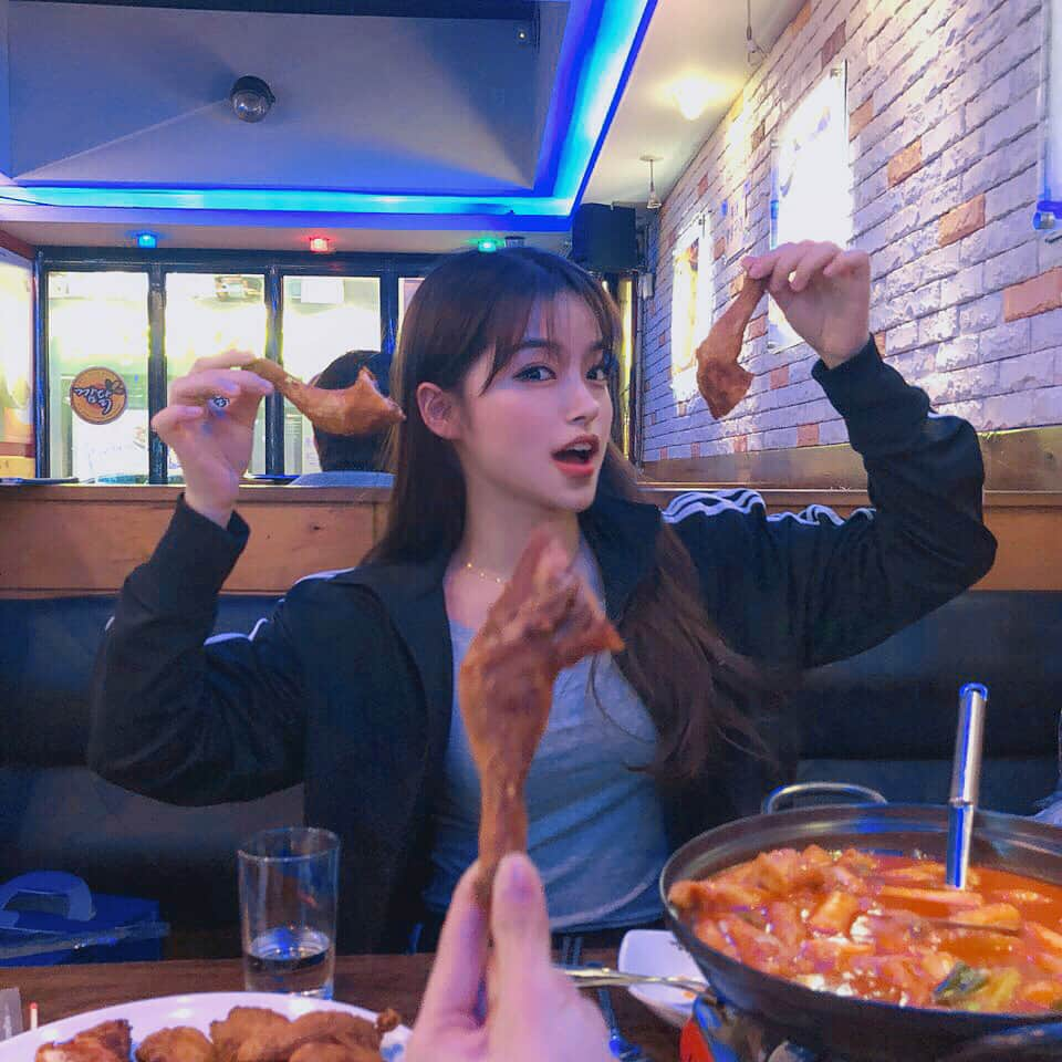 カン・ギョンミンさんのインスタグラム写真 - (カン・ギョンミンInstagram)「🍗 아이 러브 치킨 🍗 치킨 떡볶이랑 같이 먹어야 하는거 아시죠들 ^^? 캬  #굠민냠냠탐방🍽」2月15日 0時41分 - kkmmmkk