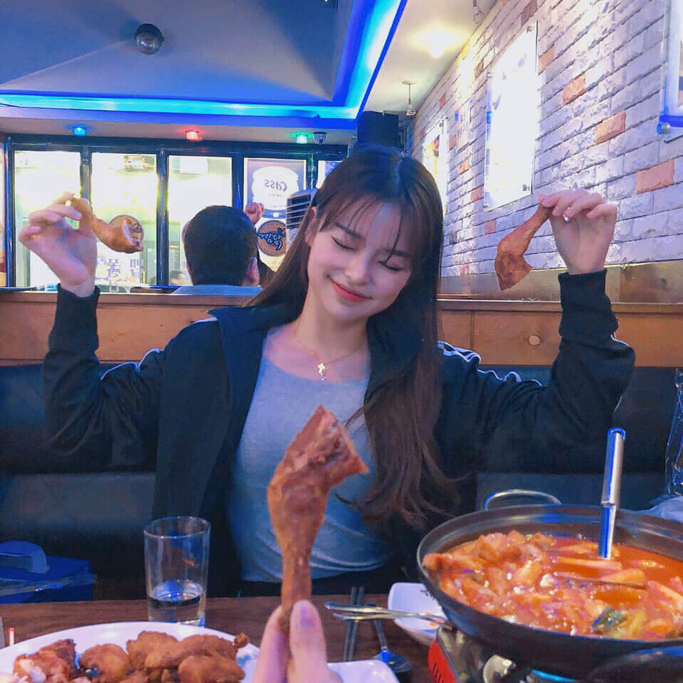 カン・ギョンミンさんのインスタグラム写真 - (カン・ギョンミンInstagram)「🍗 아이 러브 치킨 🍗 치킨 떡볶이랑 같이 먹어야 하는거 아시죠들 ^^? 캬  #굠민냠냠탐방🍽」2月15日 0時41分 - kkmmmkk