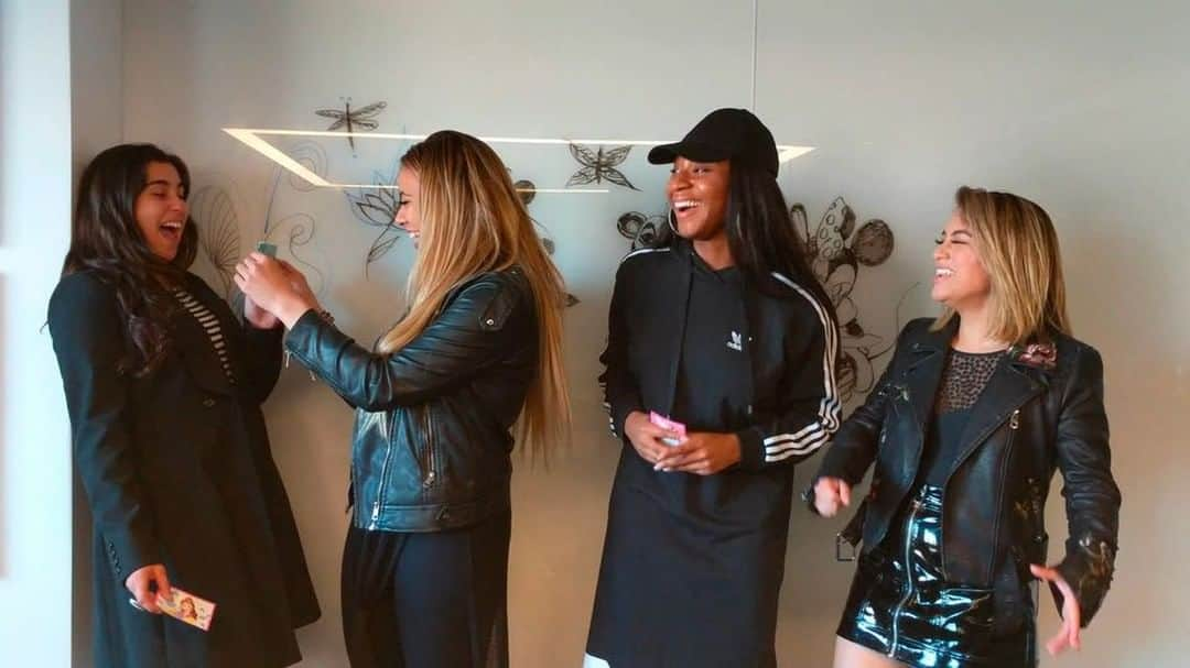 フィフス・ハーモニーのインスタグラム：「Happy Valentine’s Day, beautiful people!! Give and spread the love today 💋💋💋💋 See the full video of us giving each other OUR valentines: http://fifthharmony.co/Valentines」