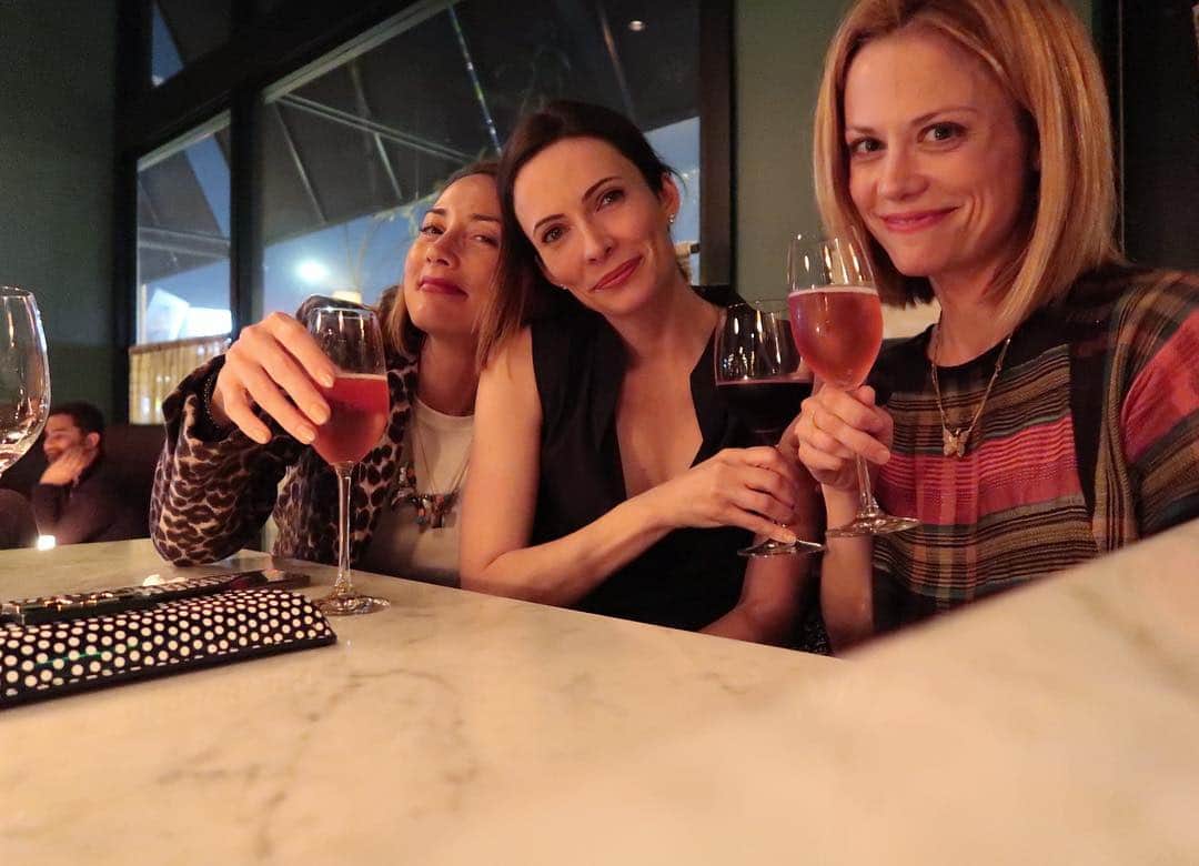クレア・コフィーのインスタグラム：「CHEERS TO ALL THE LOVERS!! 🎀💕❤️ @bitsietulloch @realbreeturner @osteriamozza」