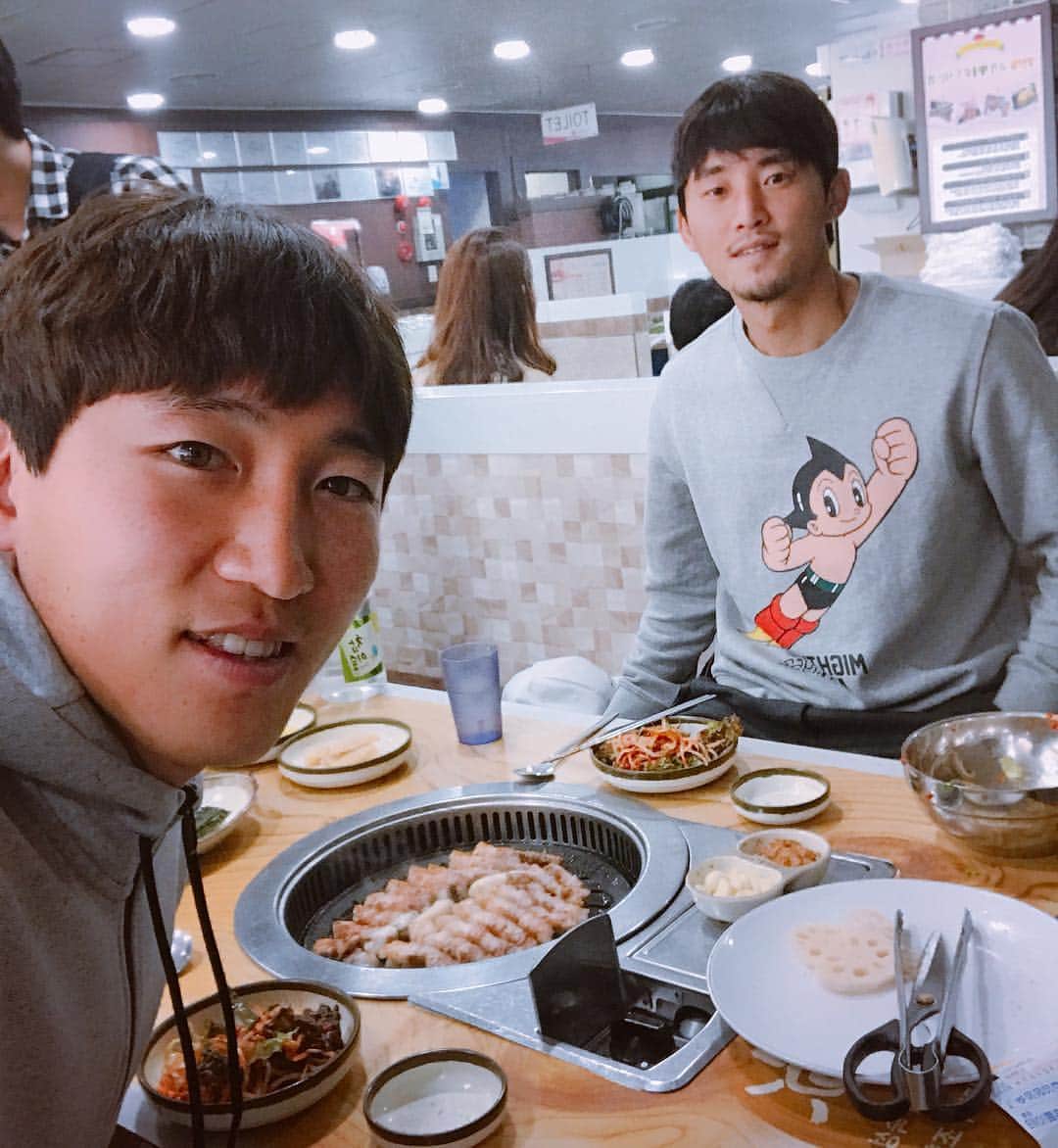 キム・ヒョヌンのインスタグラム：「행님 맛있는거 많이 먹고 하루 잘 쉬고 새해 복 많이 받읍시다!! 다들 설연휴 잘 보내시고 새해 복 많이 받으세요!! #경남fc #하성민 #맛찬들  #오늘내일먹고죽읍시다 #맛집투어」