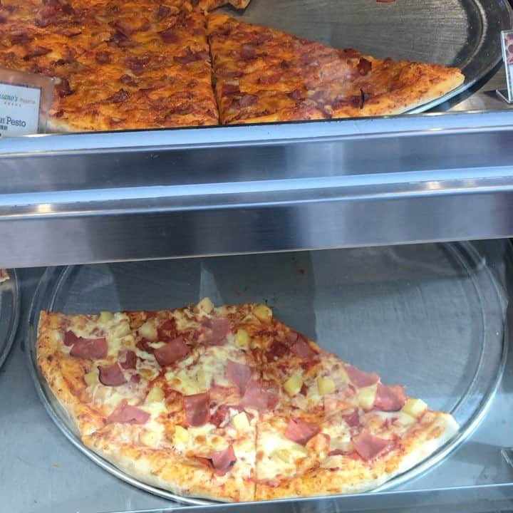 キム・ジソクのインスタグラム：「이런데 어떻게 안들어감..⁉️ 🍕님은 노필터링이 진리. 🍕님을 영접하는 자세.  빨리좀주세요 현기증난단말이에요..」