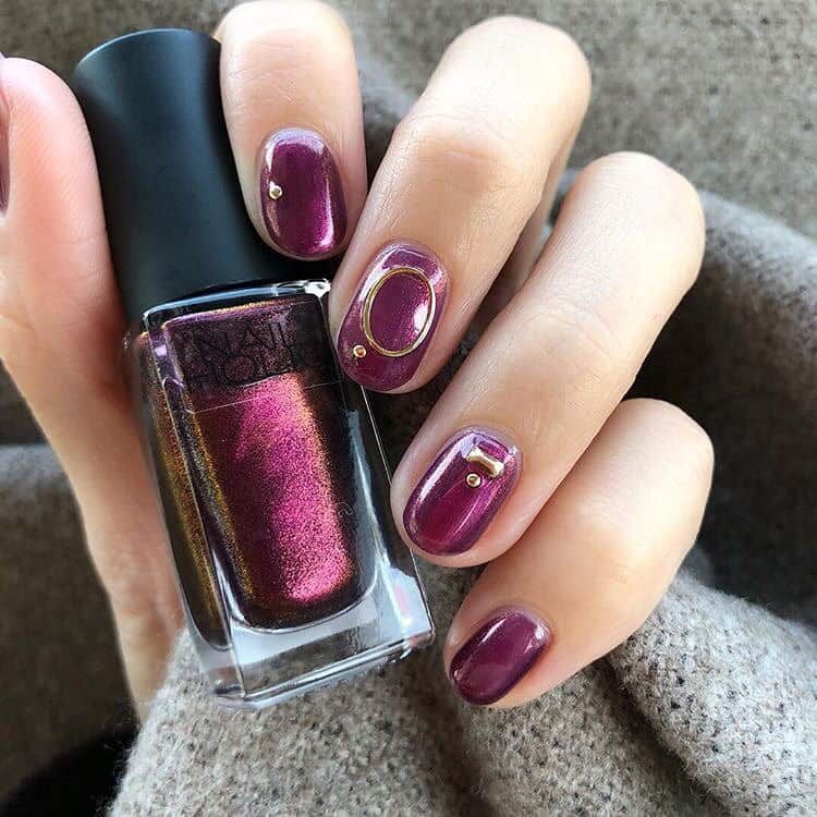 のインスタグラム：「・ ・ 春夏の新色、 ついに明日発売です♥ Galactic colorを使用した @m1tab_nail さまのネイルをRepostさせていただきます ・ 【廃盤色情報】 ◎Metalic color 全6色 ◎Frozen Sugar  PU160・BR360・YE560・BL960 ◎Milky color 全12色  この3シリーズが、今回新色と入れ替わりとなります。 ・ ・ ＊店舗さまによっては引き続き販売されるところもございます。 また、在庫のある限りはお取り寄せが可能となりますので、近隣の店舗さまにお問い合わせください。 ・ ・ Repost from @m1tab_nail @TopRankRepost #TopRankRepost 🥀🥀◽️ 銀河のような輝き。。 ネイルホリックの新色Galactic color #RD409 を全面に。とても大人の艶やかセクシーなお色😳 思っていたよりベリー色で、塗るだけで美魔女っぽくて素敵、、、こんなカラーが似合う女性になりたいです😌 🥀🥀◽️ #ネイル #セルフネイル #セルフネイル部 #ネイルホリック #ワンカラーネイル #ショートネイル #ポリッシュ #大人ネイル #上品ネイル #シンプルネイル #簡単ネイル #プチプラネイル #ネイルサークル #趣味 #おしゃれ #女子力 #nail #selfnail #nailholic #nailholic_kose #nailstagram」
