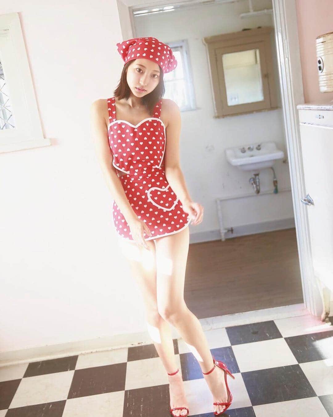 週刊少年マガジンのインスタグラム：「#武田玲奈 ちゃんから #バレンタイン プレゼント!! なんと、玲奈ちゃんが着用したこのエプロンやサイン入りチェキ、玲奈ちゃんのチョコレート手形、などなど、総勢428人に大プレゼントです！ 応募には、発売中の #マガジン 11号についている応募券が必要です。電子版からの応募はできません。  また、ツイッター限定キャンペーンも実施中！ 詳しくは週刊少年マガジン公式ツイッターをご確認ください。」