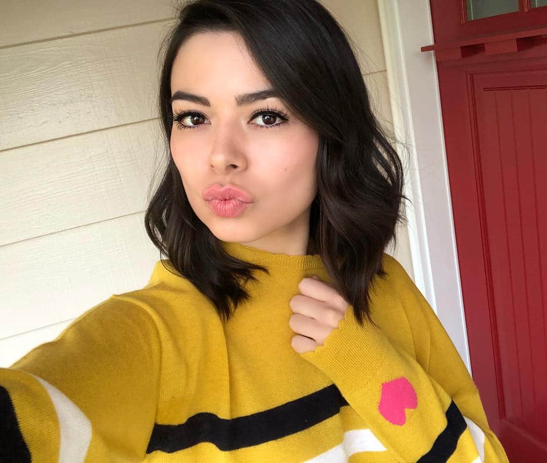 ミランダ・コスグローヴのインスタグラム：「💕」