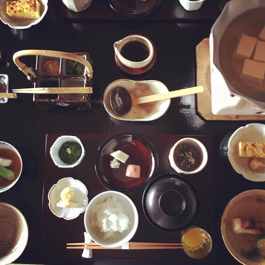 志摩有子さんのインスタグラム写真 - (志摩有子Instagram)「搾りたてのみかんジュースから始まる朝ごはん。焼き魚はまながつお、卵焼き、十二庵の絹ごし豆腐は湯豆腐に。今日も余分なものが何ひとつない完璧な日本の朝食。ごちそうさま。 #湯河原 #常宿 #定宿 #朝ごはん #朝餉 #大人のおままごと」2月15日 10時23分 - ariko418