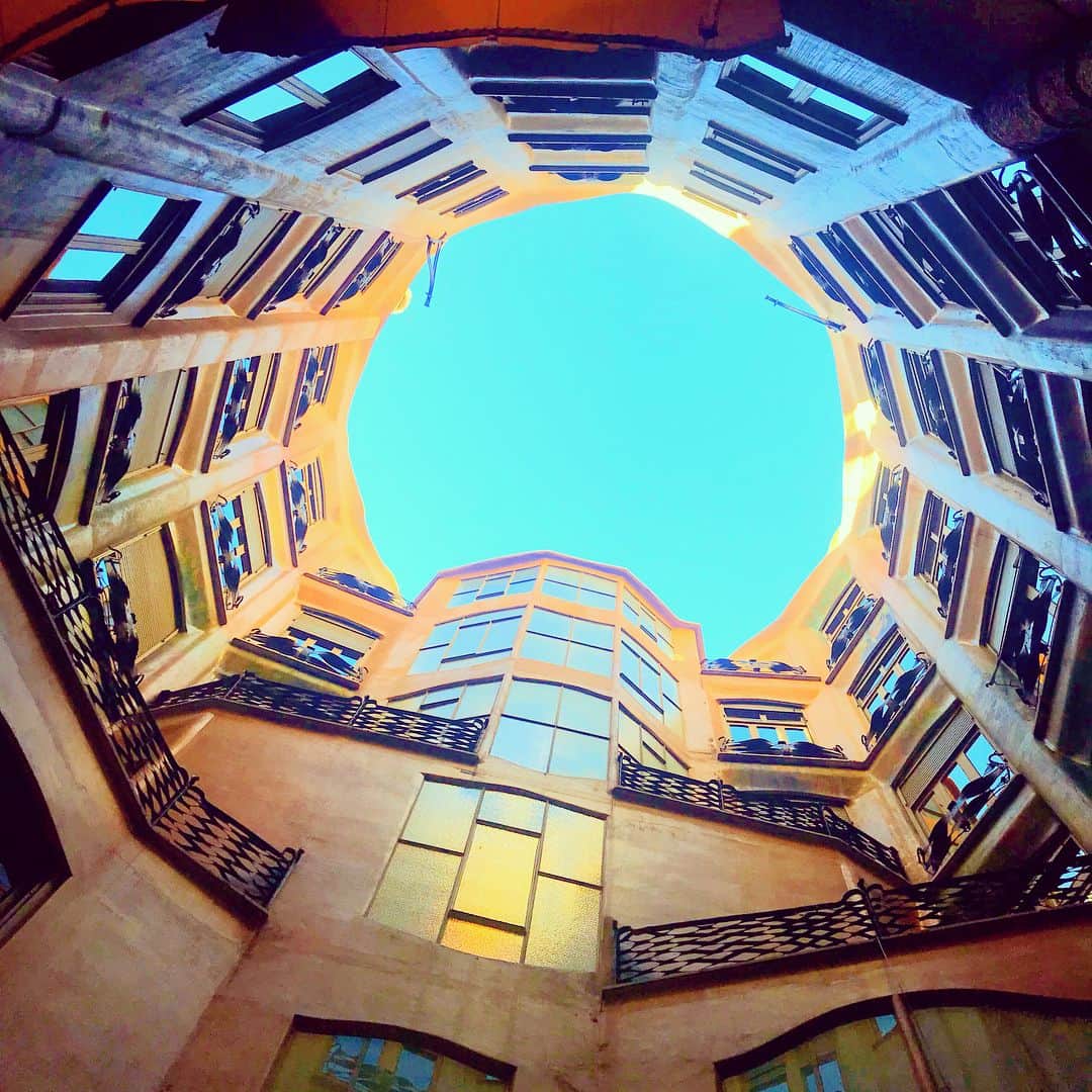 馬場彩月のインスタグラム：「Perfection. #Gaudí #spain #barcelona #Lapedrera #casamilan #sagradafamilia ガウディはん」